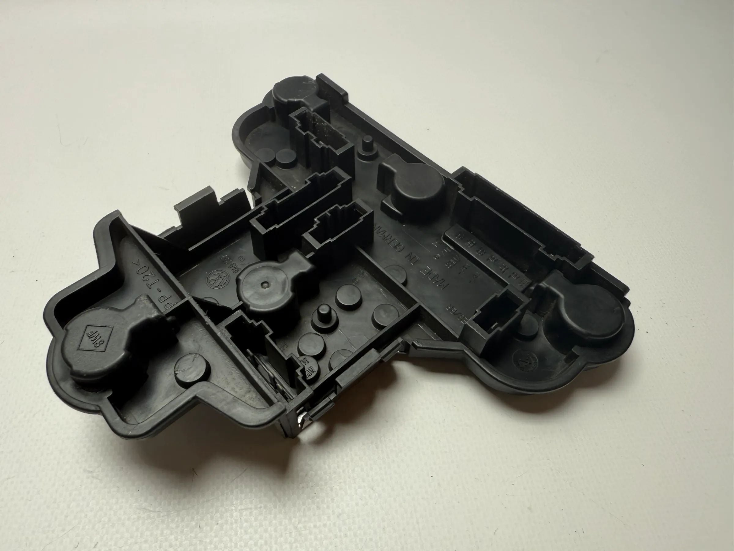 Оригинальный держатель лампы заднего фонаря VW Гольф 3 (VR6 GTI) 1H6 945 257