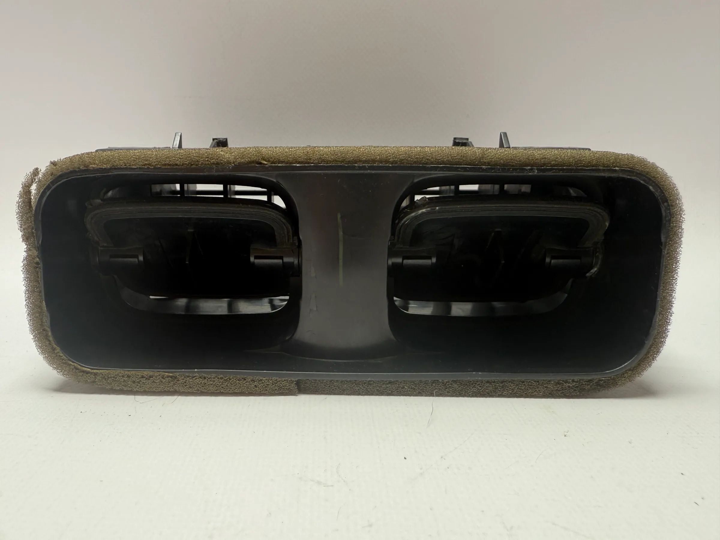 Оригинальная центральная двойная воздушная решетка вентиляции Opel Astra G 90560344