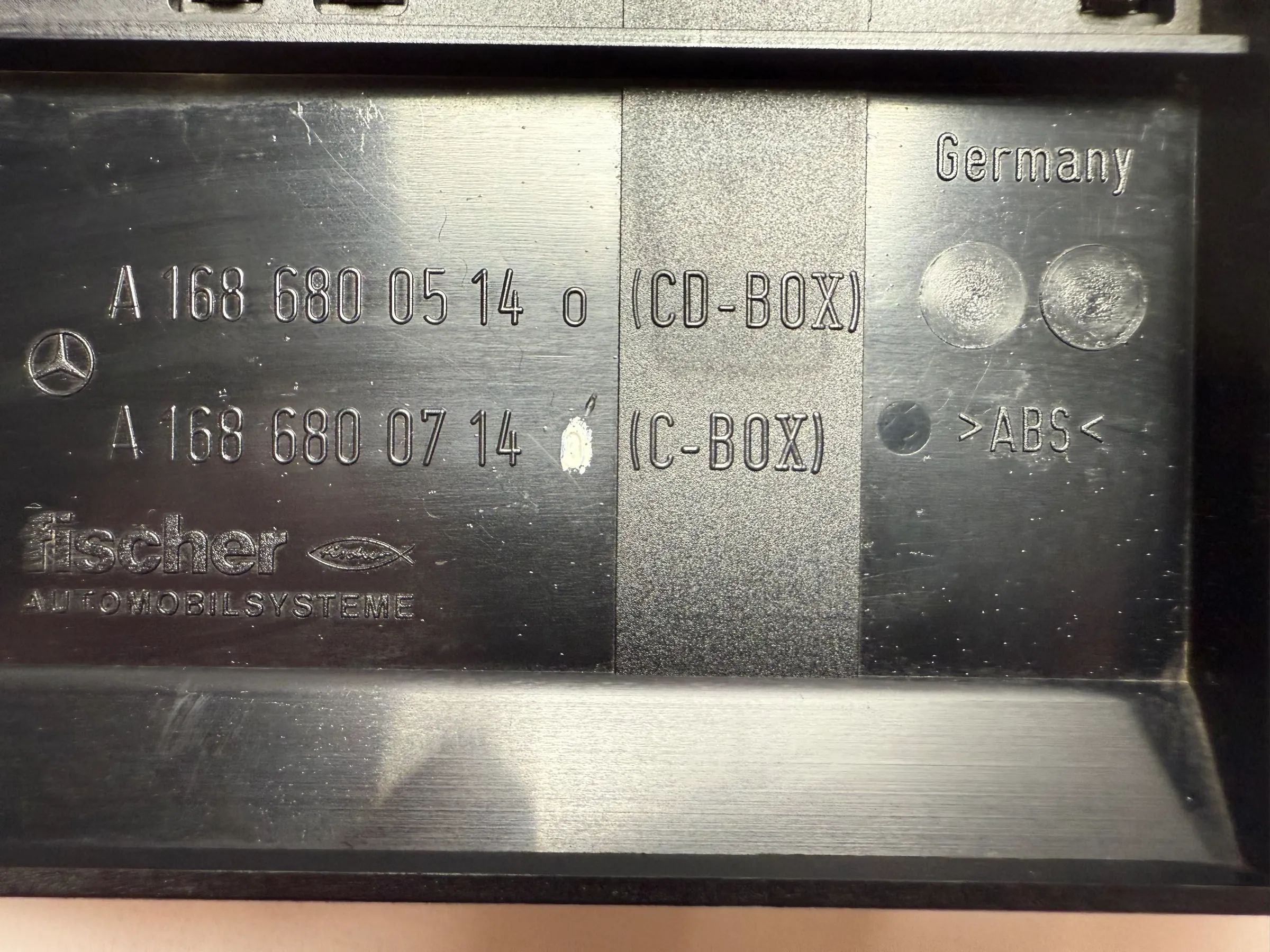 อะไหล่แท้ Mercedes-Benz A-Klasse W168 กล่องเก็บเทป 4 ช่อง A1686800714