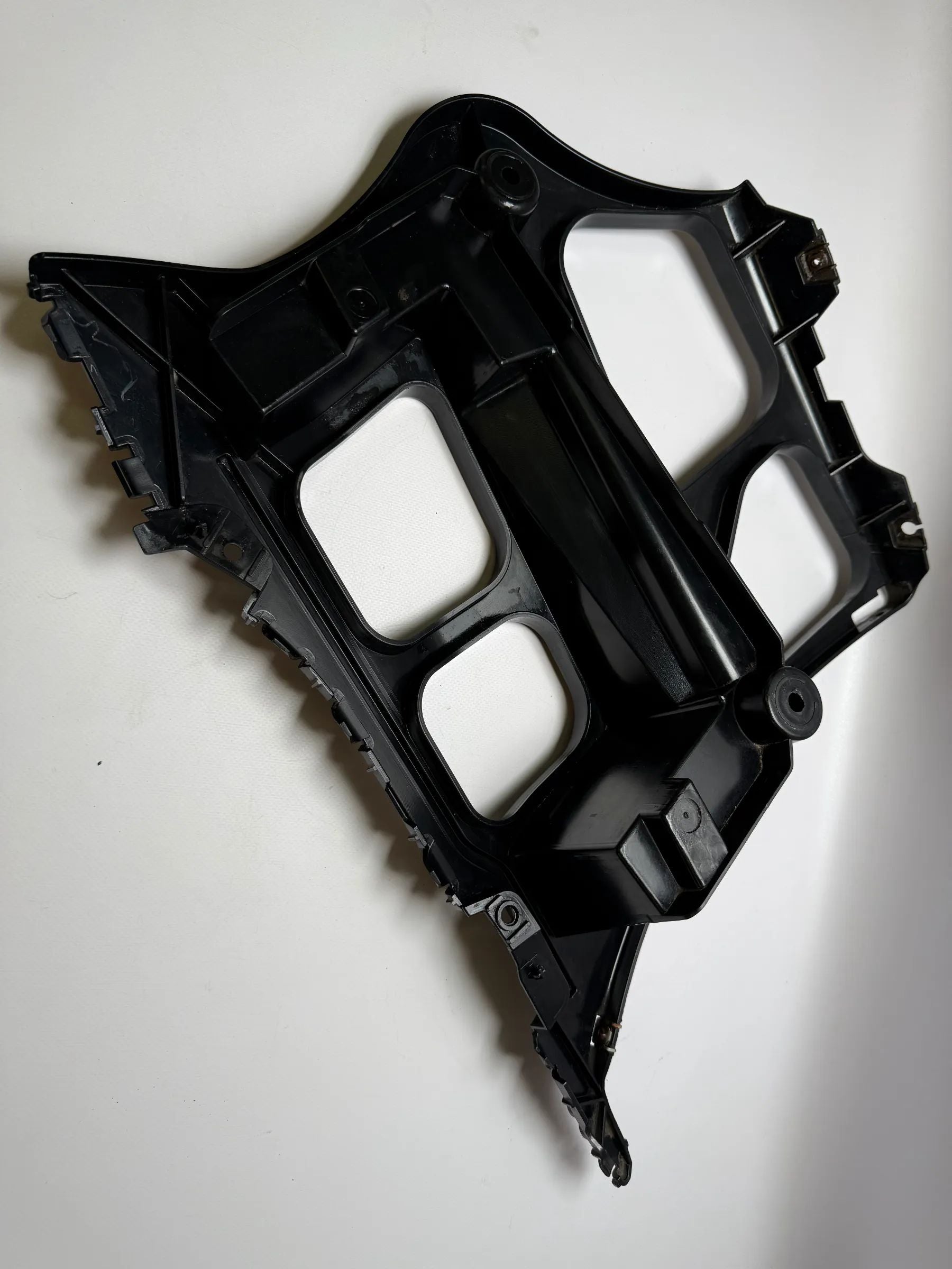 Оригинальный держатель бампера BMW E90 / E91 правый 51127127716