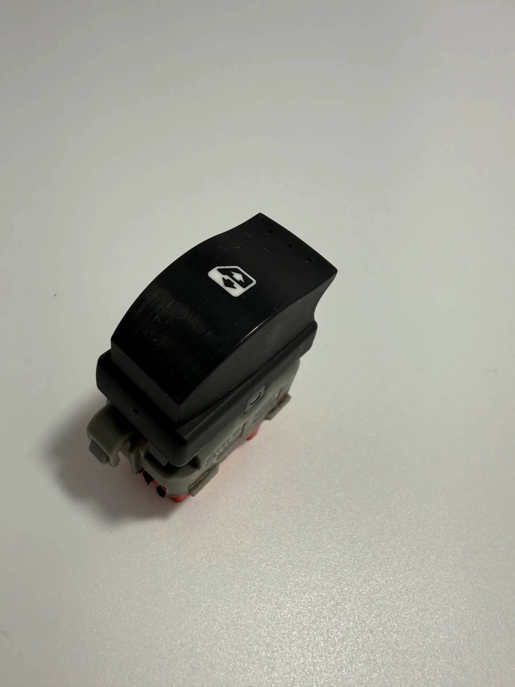 Оригинальный переключатель стеклоподъемника RENAULT CLIO III (BR0/1, CR0/1) красный 2808203