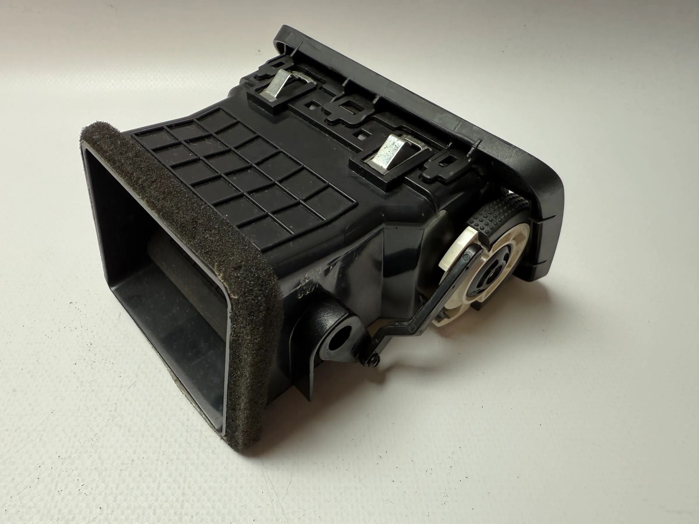 Original Hyundai Tucson air vent ventilation grille left 97480-2E000 / JM 97 301A 