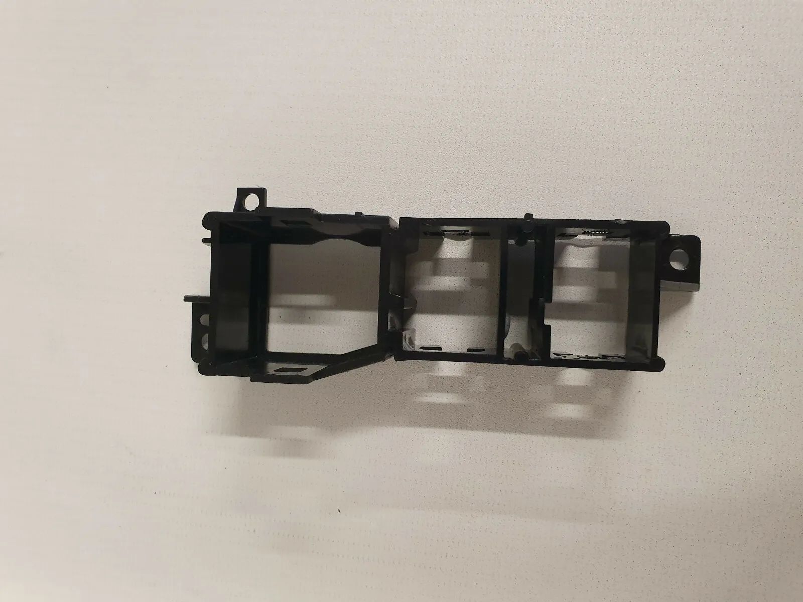 กรอบบังฝาปิดปัดน้ำฝนหลัง ฮีตเตอร์กระจก Ford Explorer U2 F77B10044C92 (K37)