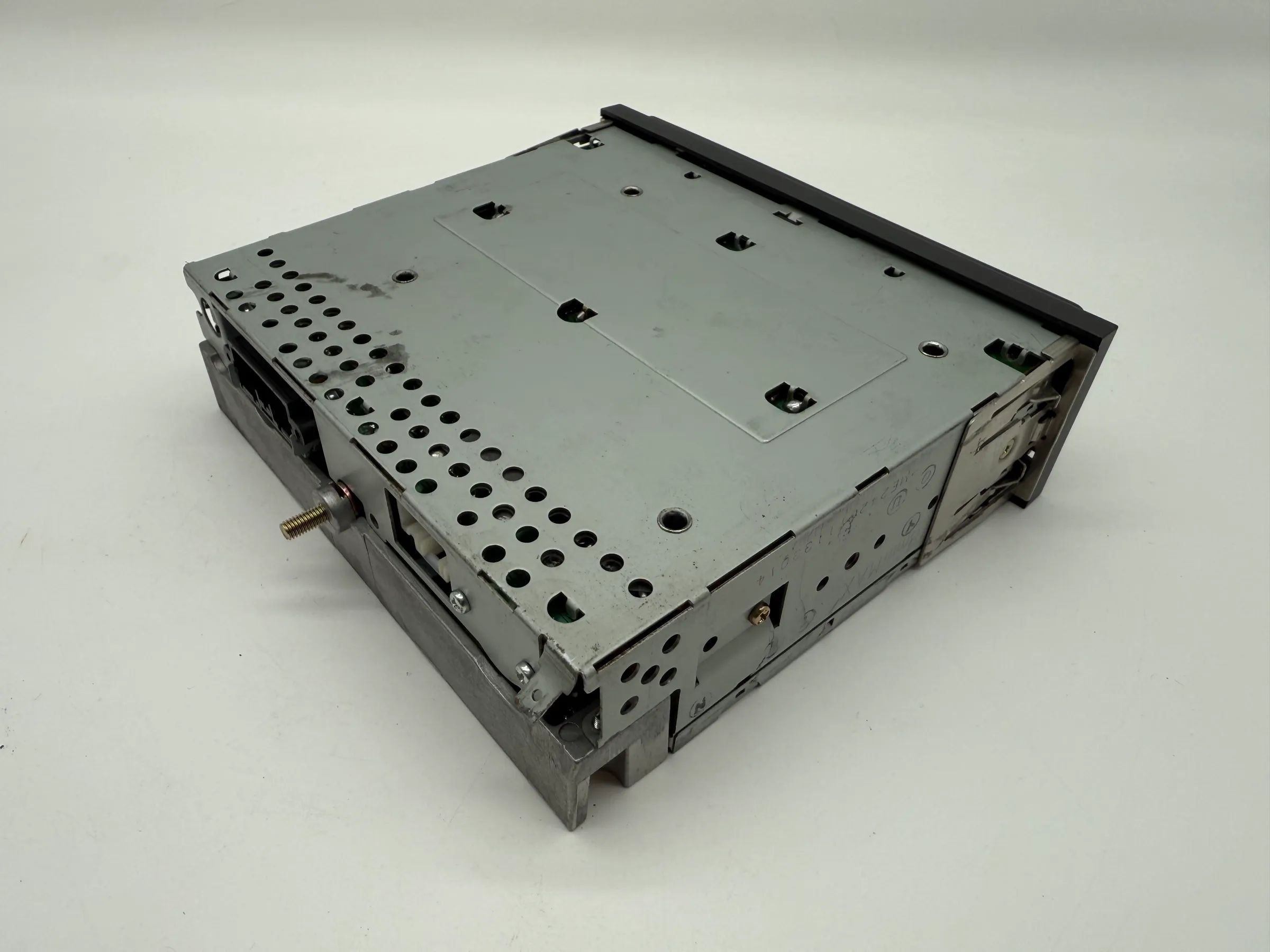 mz311990 Autoradio Kassettenradio Mitsubishi Carisma DE845455-56
