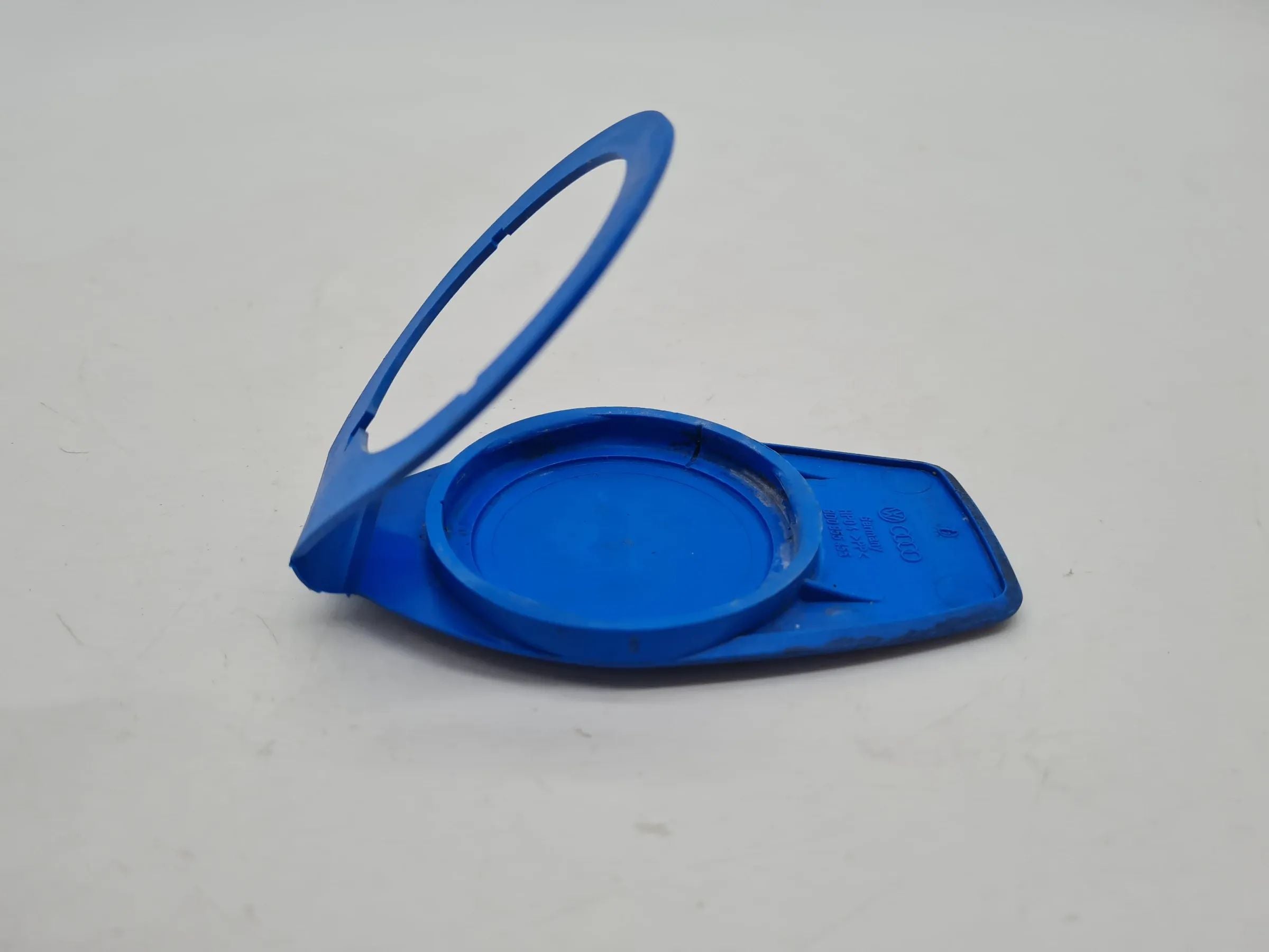 Original VW/Audi/Skoda/Seat A4 Verschluss, Waschwasserbehälter 8D0955455