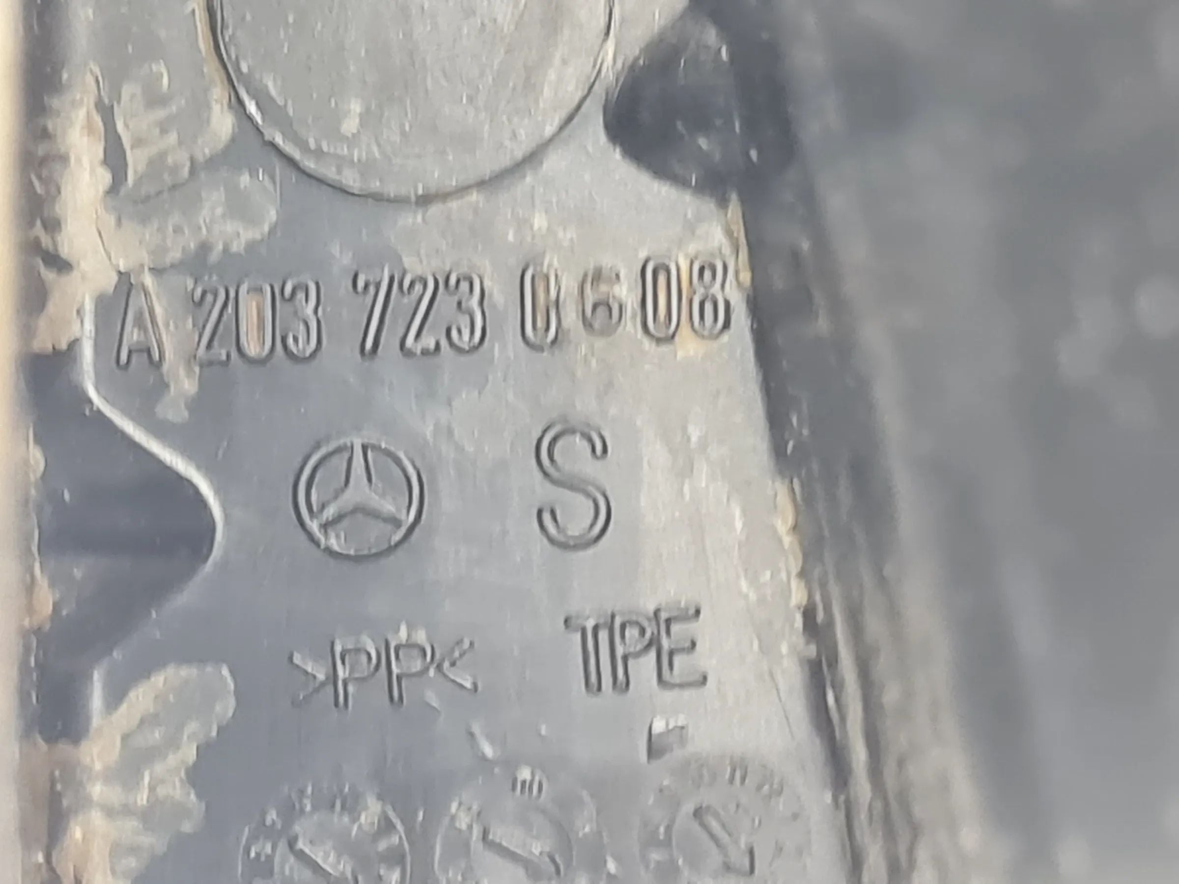 Original Mercedes-Benz C-Klasse Türschloss Abdeckung Rechts Vorne A2037230608
