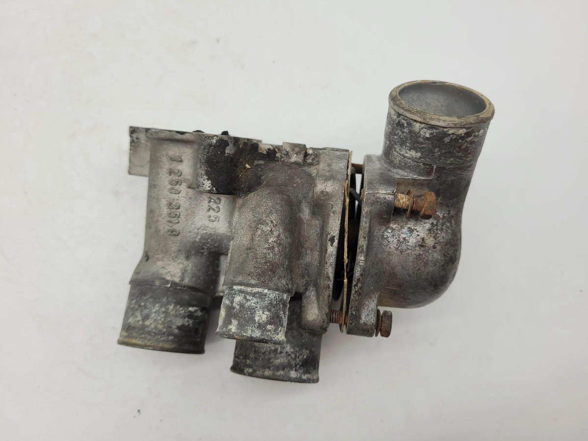 BMW 5er E28 E34 6er E24 7er E23E32 Thermostatgehäuse Thermostat 1710959 1250351