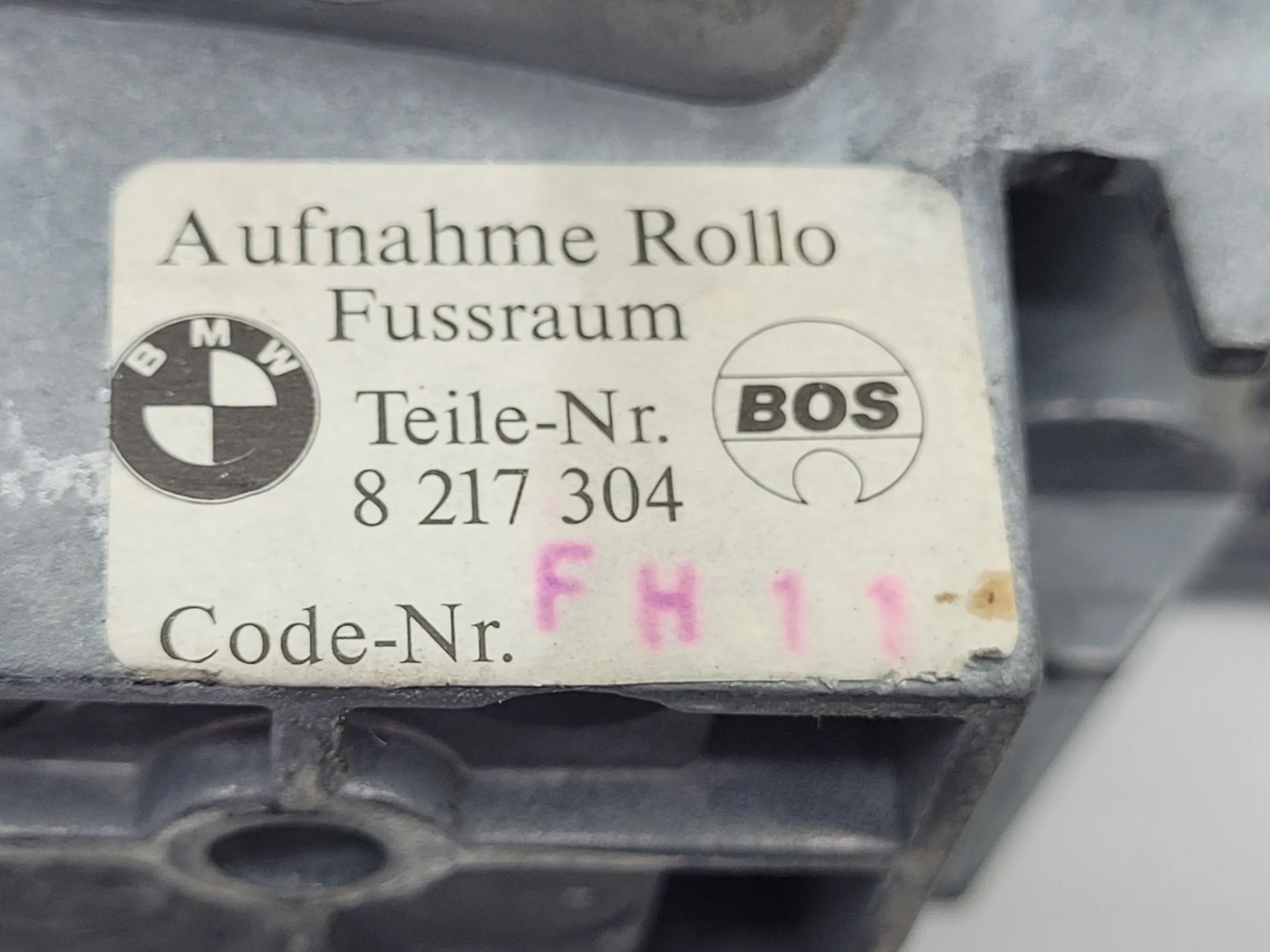 BMW 5er Touring E39 Befestigung Aufnahme Rollo Fußraum R/L 8217304 Original
