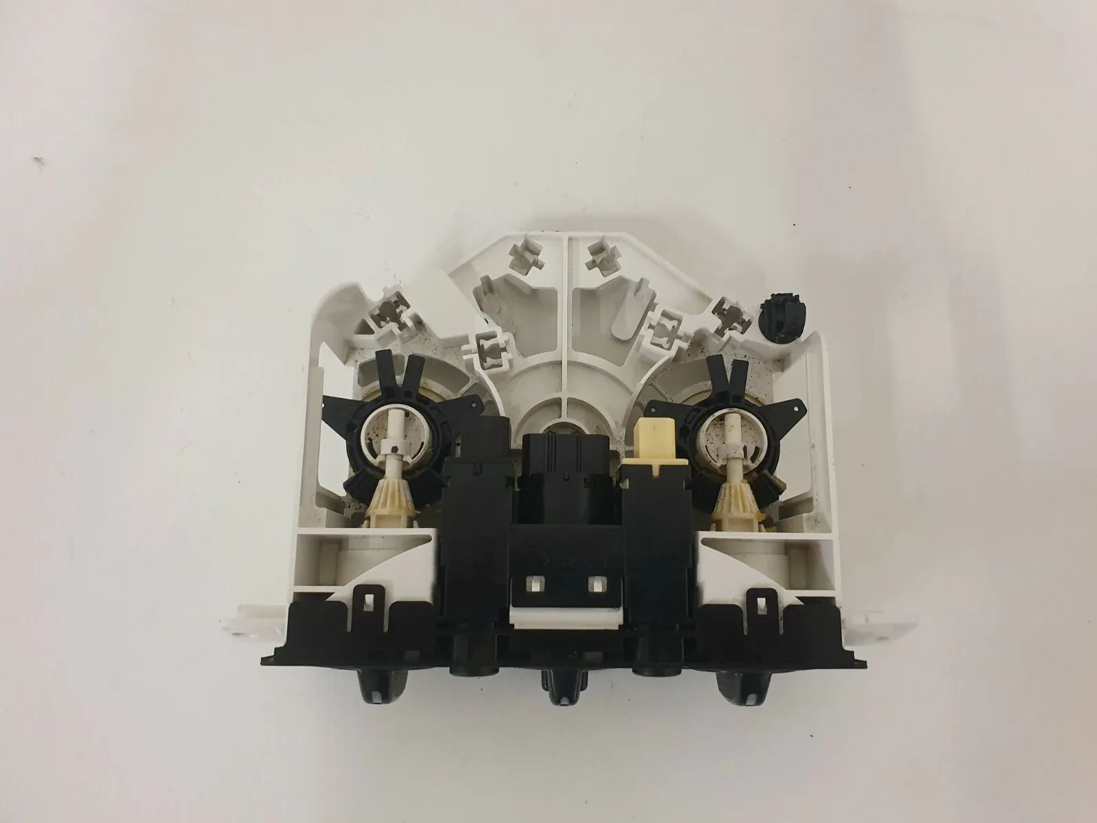 อะไหล่แท้ Mazda Demio QDC7261190A แผงควบคุมระบบความร้อนและแอร์