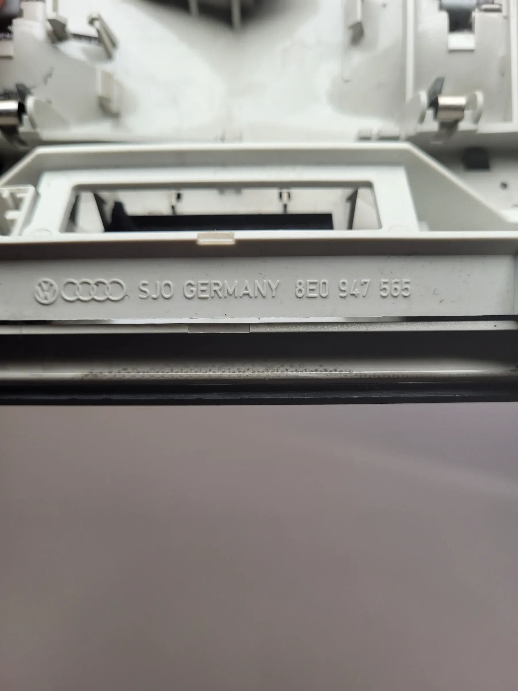 Original Audi A4 (8E/B6/B7) Innenraumleuchte 8E0947565