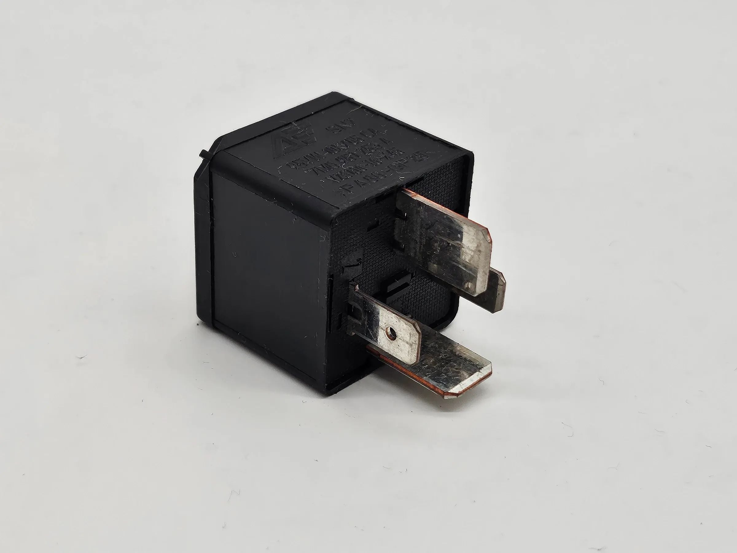 Audi A3 A4 A6 VW Golf Polo Sharan  Relais 100 Arbeitskontaktrelais 7M0951253A