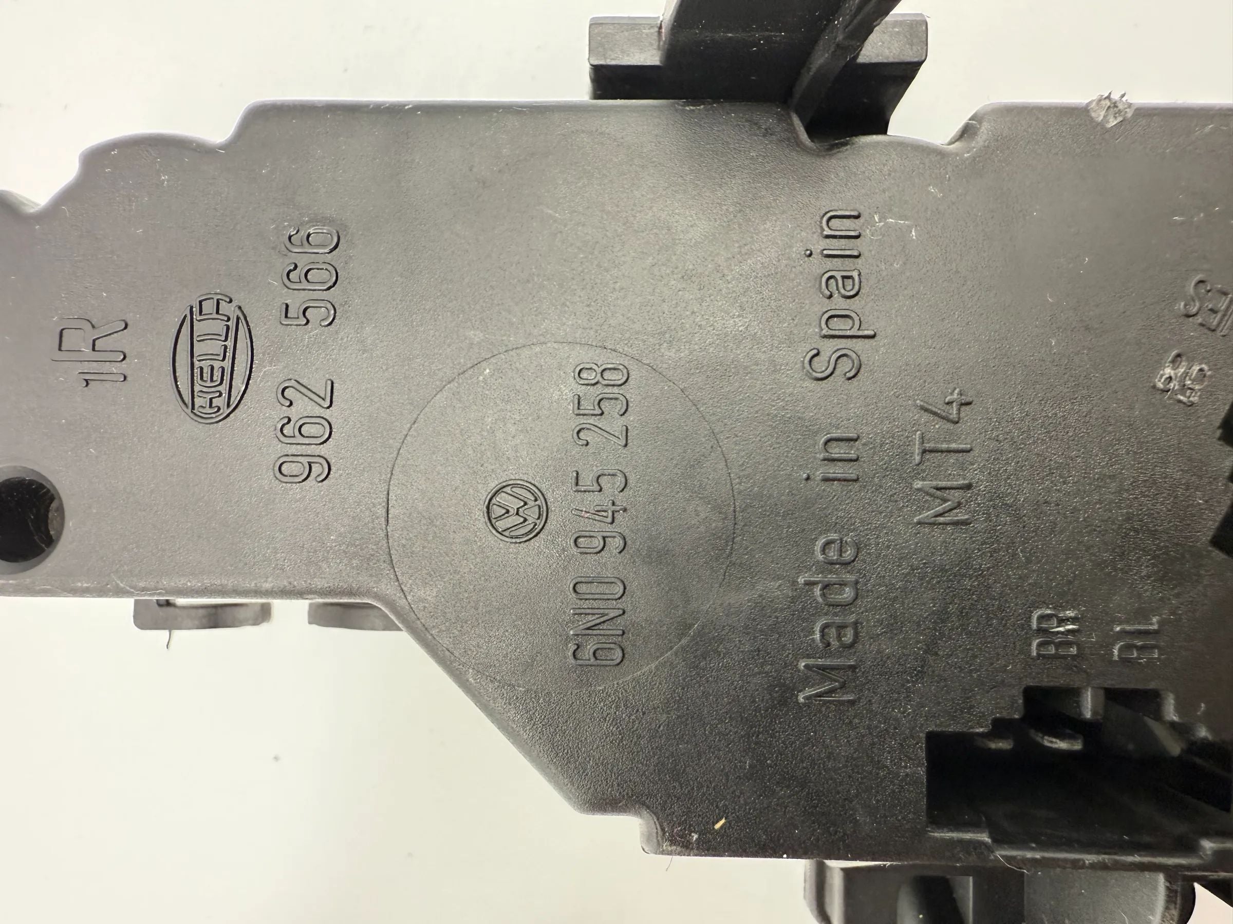 Oryginalny uchwyt lampy tylnej VW Polo 6N/6KV prawy 6N0 945 258 / 962 566