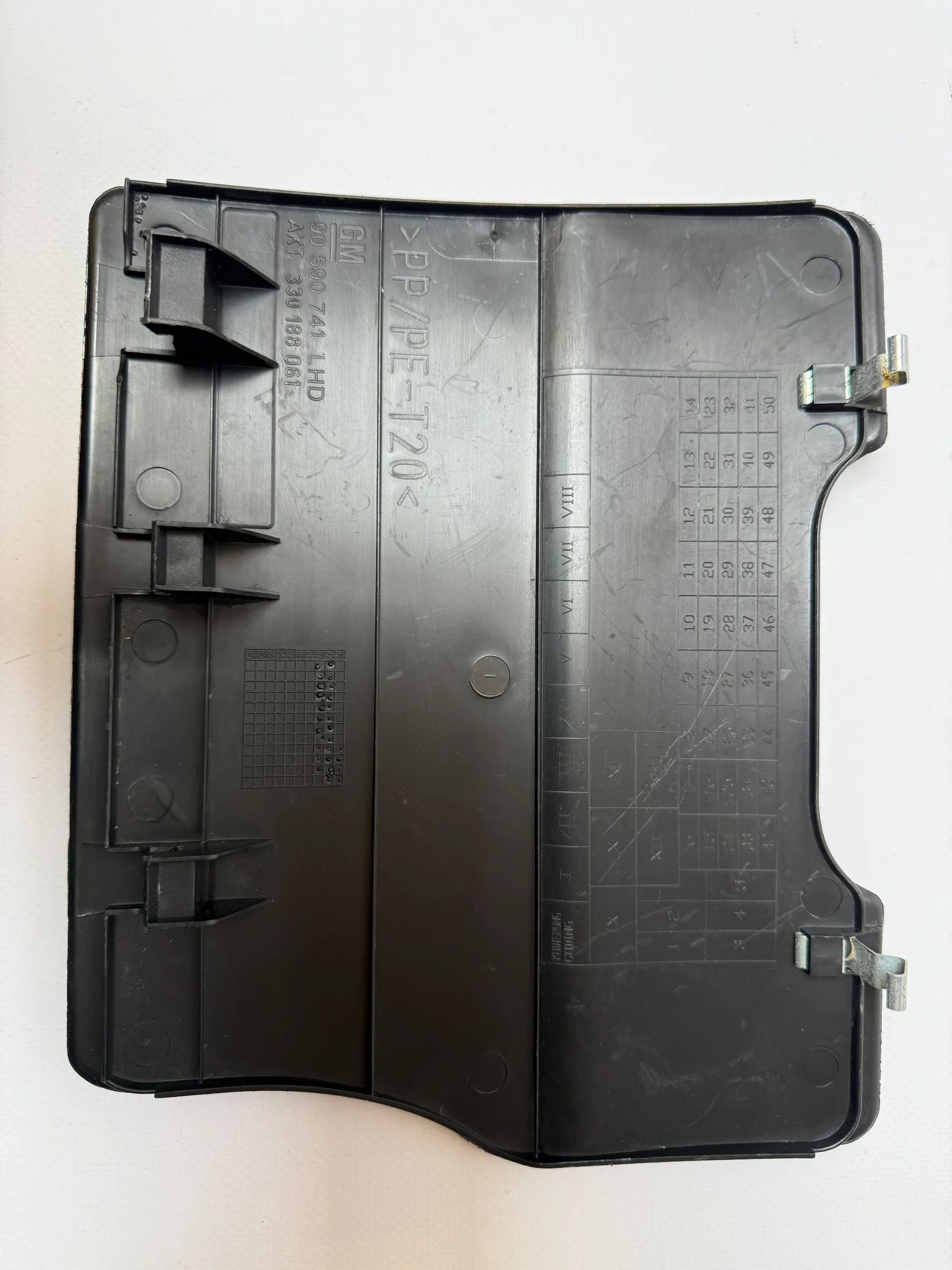 Оригинальная крышка блока предохранителей Опель Зафира А 90590741LHD / 330188061