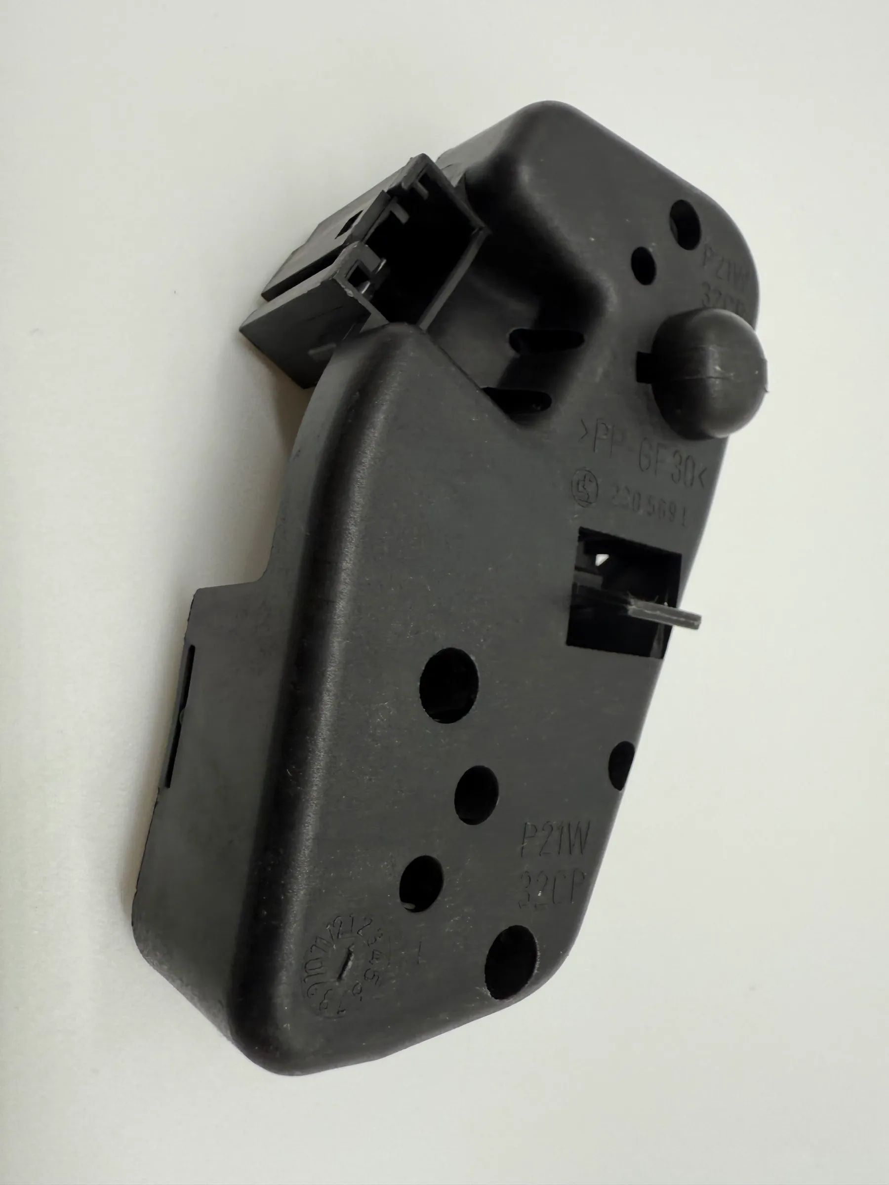 Оригинальный держатель лампы заднего фонаря BMW E46 левый 230569L / 230537L