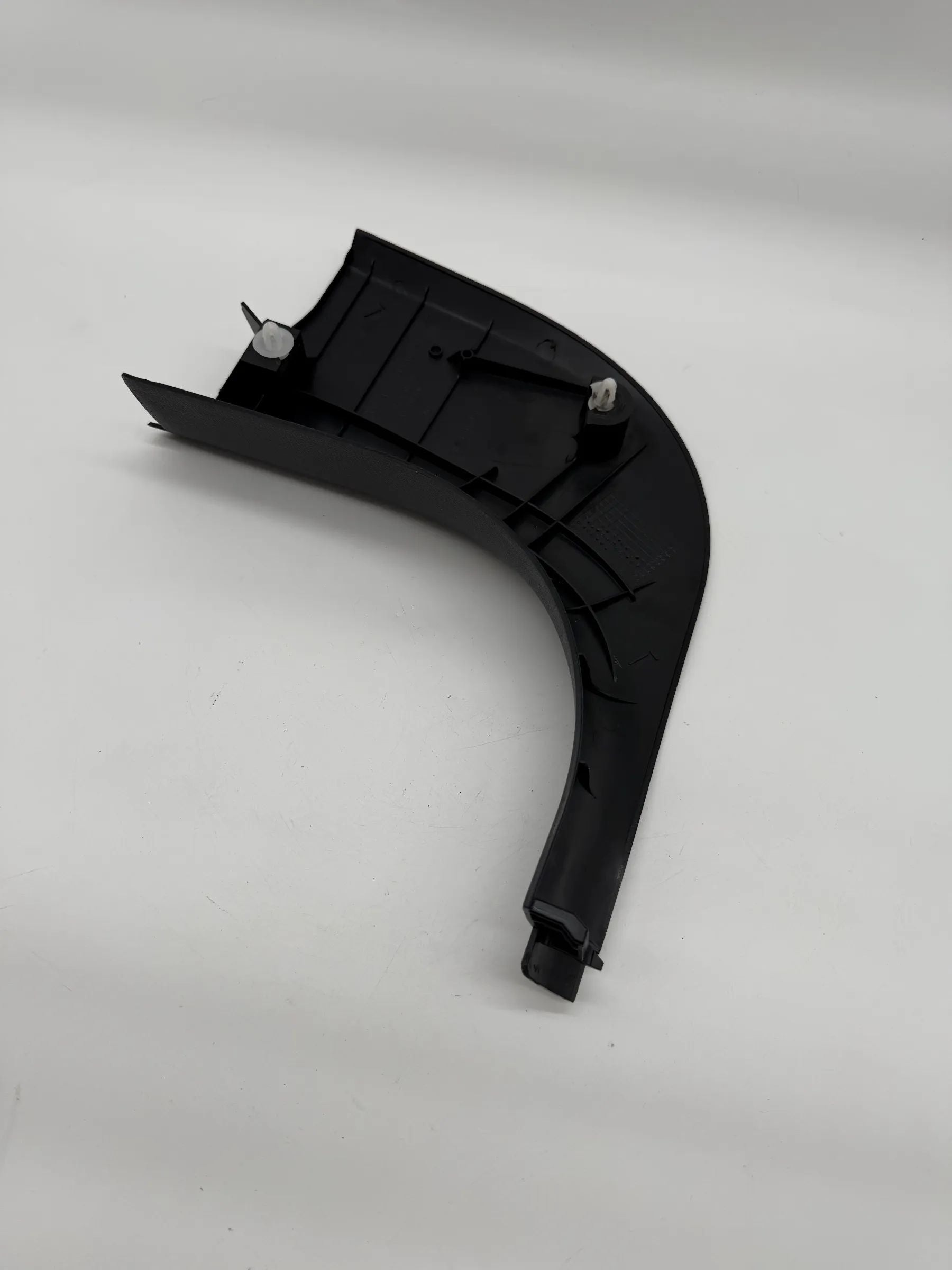 Обивка передней правой двери BMW Е90 Е91 Е92 7066990 Панель покрытия ножного пространства