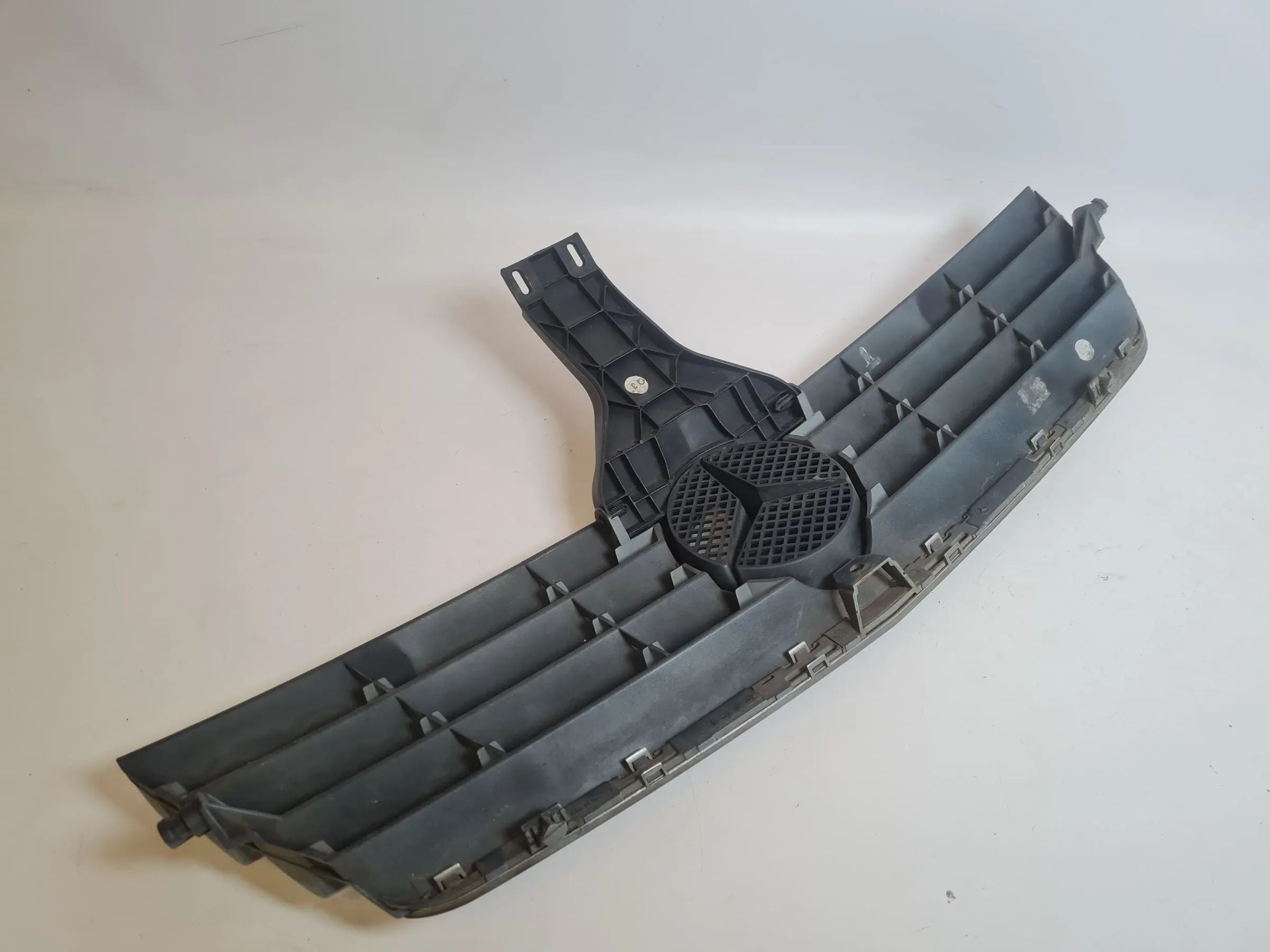 Original Mercedes-Benz C-Klasse (W203) Kühlergrill A2038800383