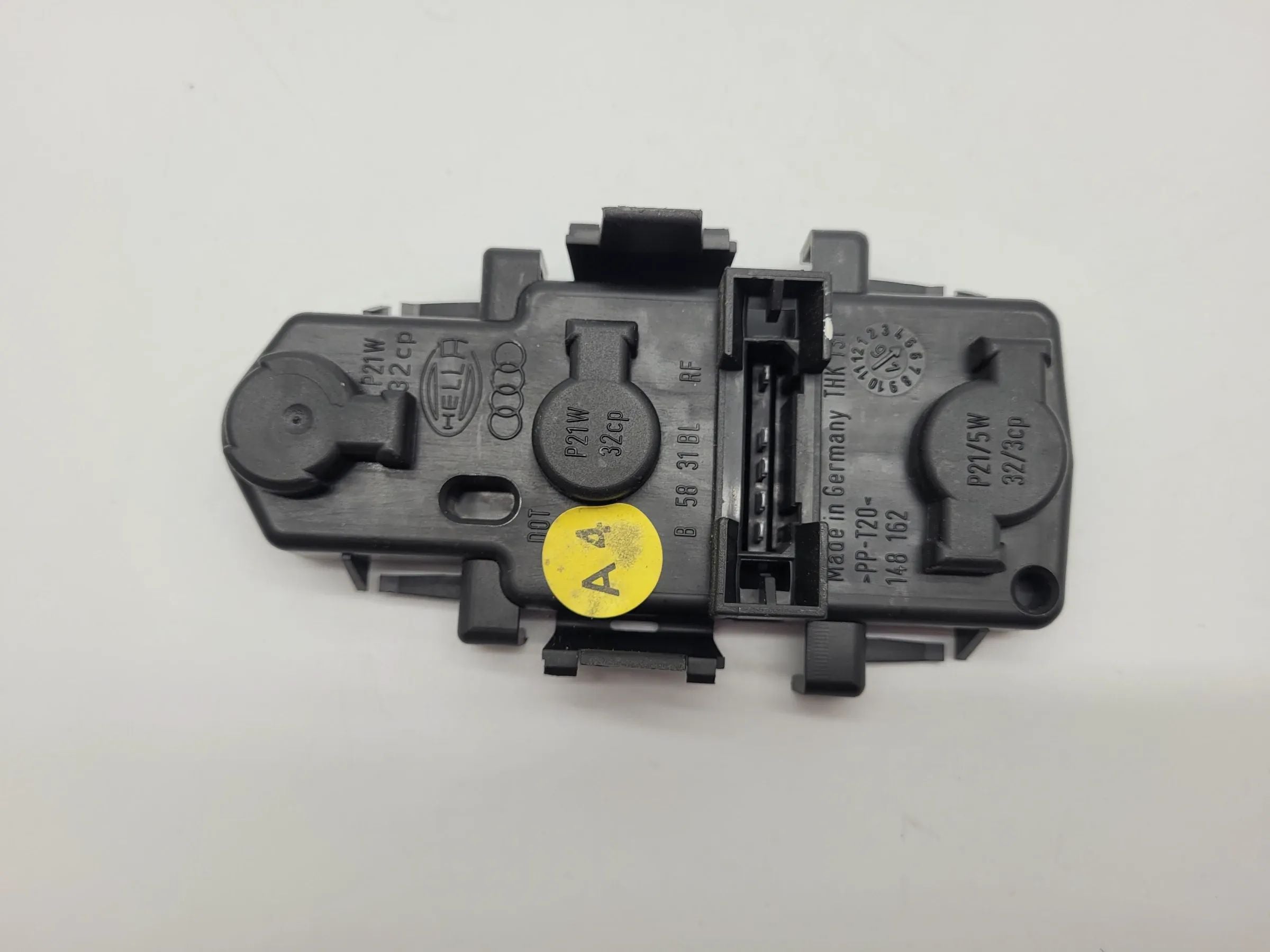 純正 アウディ A6 (4B2/4B4) テールランプ / リアランプ ランプブラケット R/L 148162