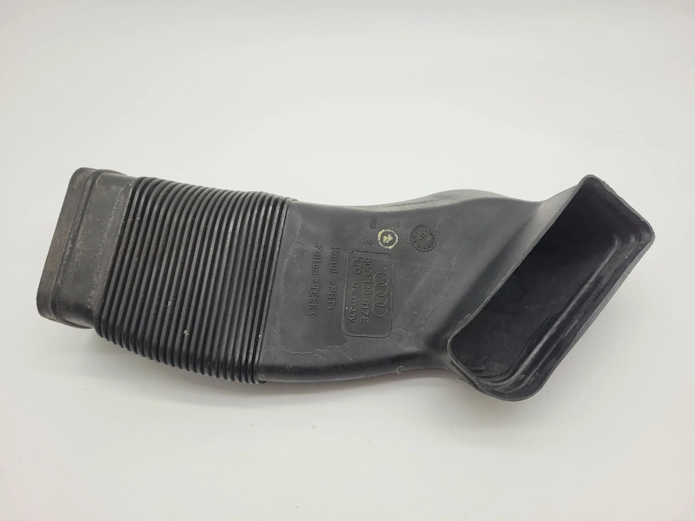 Original Audi A6 (4B2/4B4) Ansaugschlauch für Luftfilter 8D0129617E