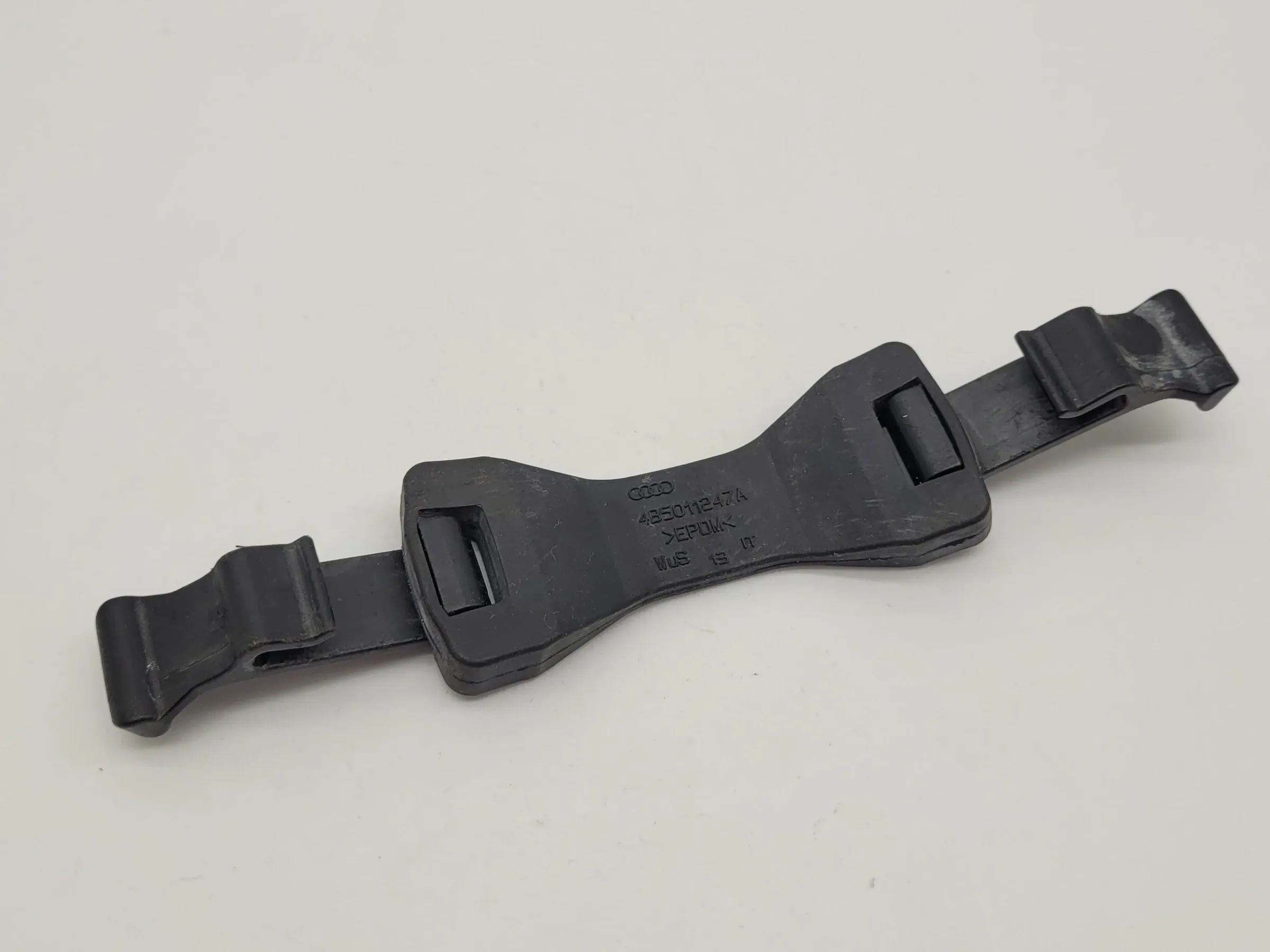 Original Audi A6 (4B2/4B4) Halterung Gummi Lasche 4B5011247A