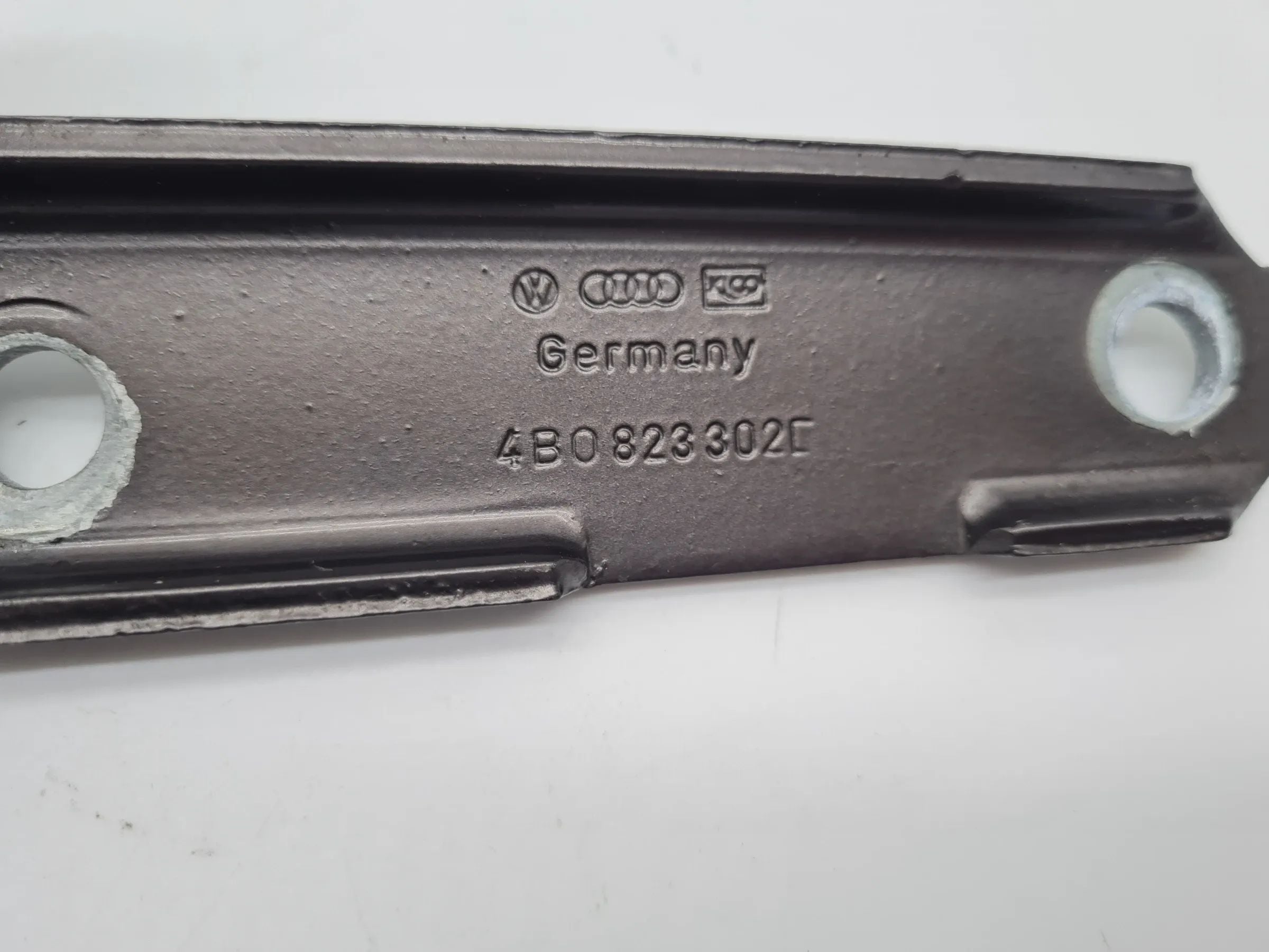 Original Audi A6 (4B2/4B4) Motorhaube Motorhaubenscharnier Rechts 4B0823302E