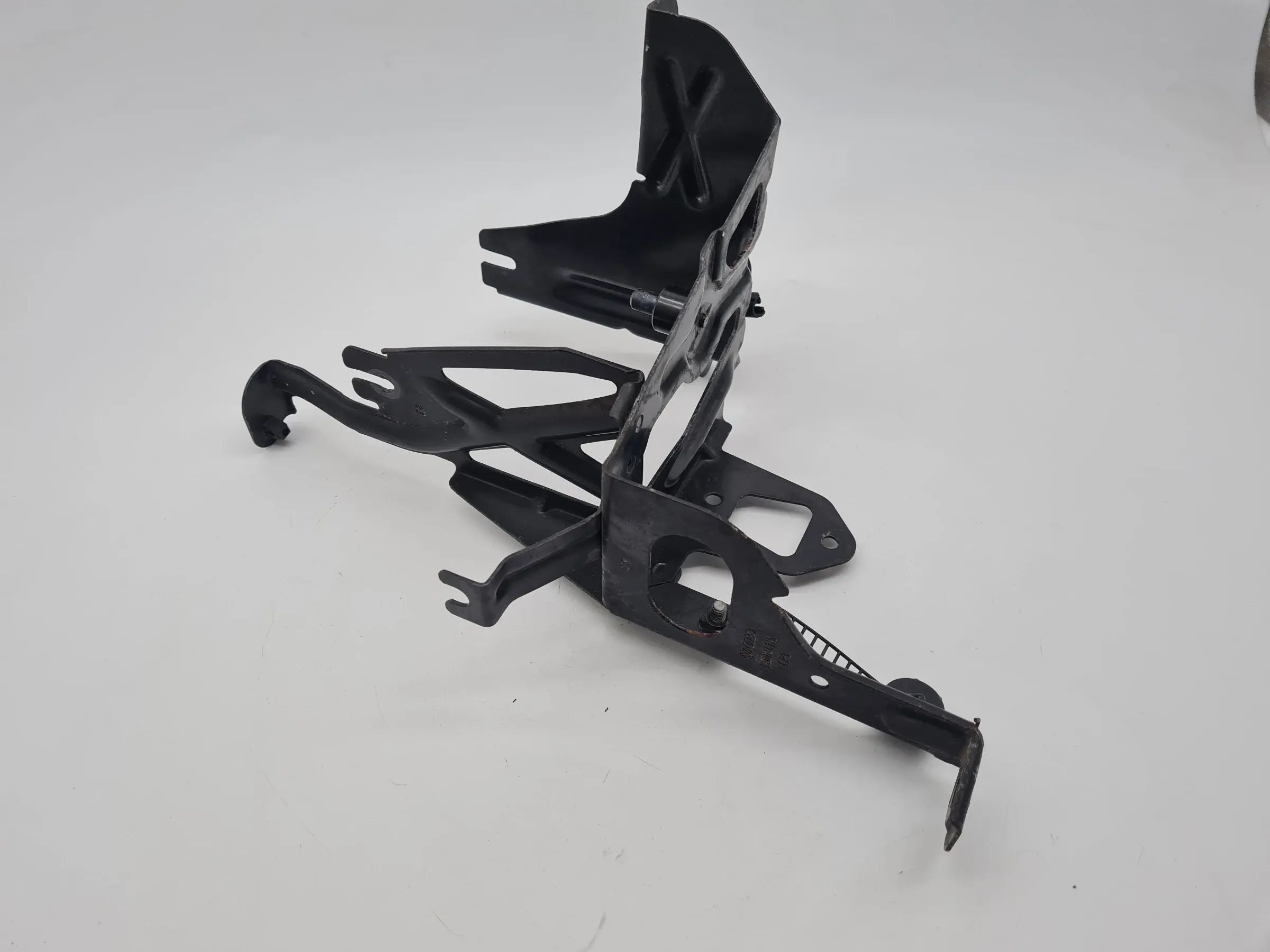 Original Audi A4 S4 B7 (8E/8H) Halterung Träger ABS Hydraulik 8E0614119