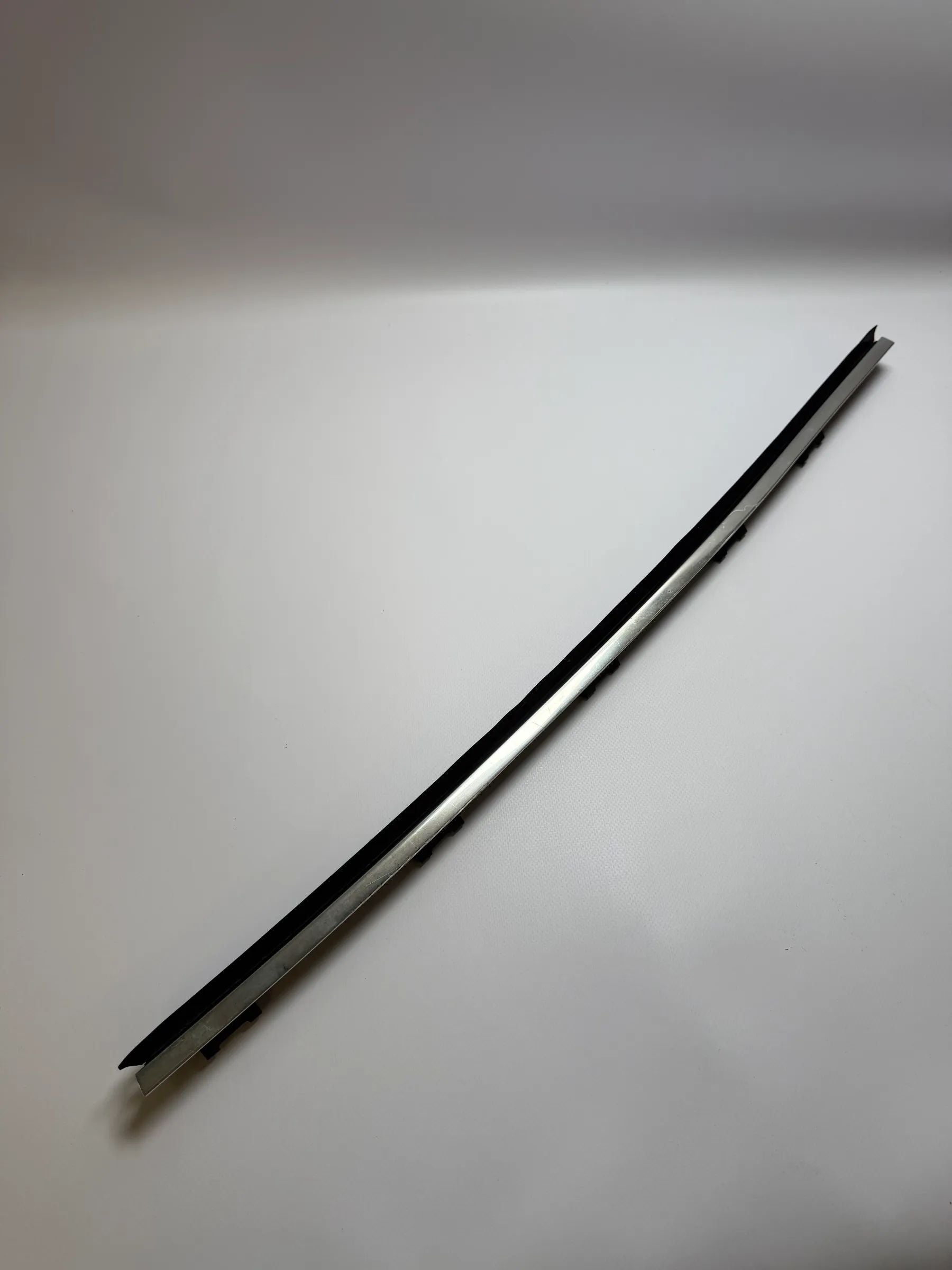 Oryginalna listwa przednia wewnętrzna lewa CHROM BMW 5er 51218185815