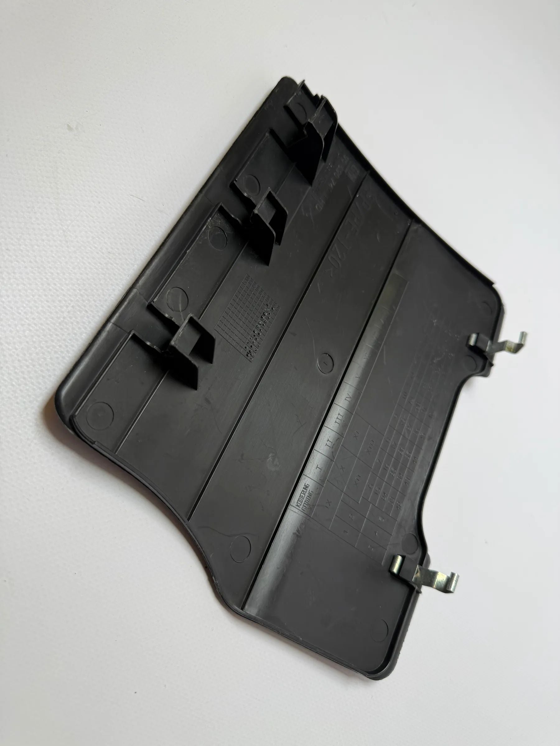 Оригинальная крышка блока предохранителей Опель Зафира А 90590741LHD / 330188061