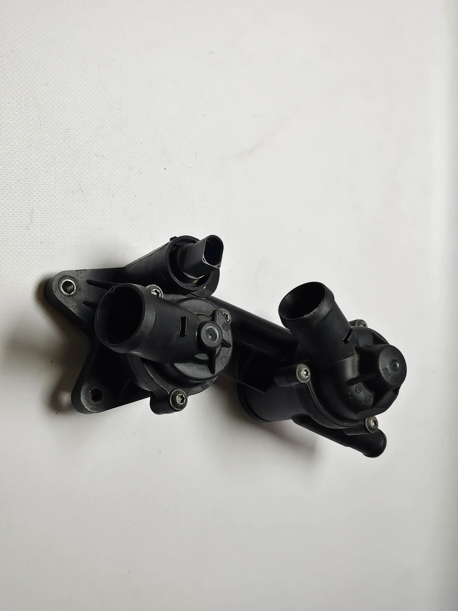 Original VW Touran 1.6 FSI year 04 thermostat housing 03C121026K 1 T 1797350 