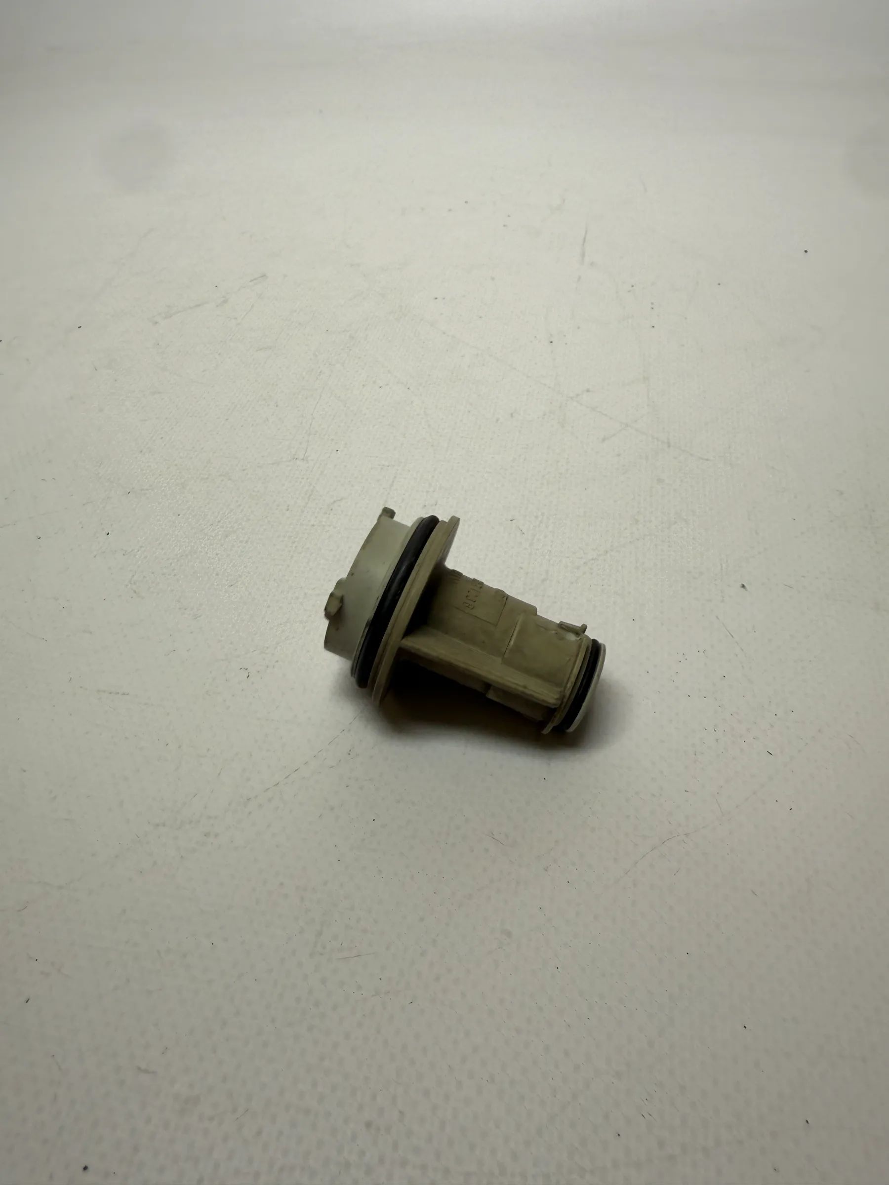 Oryginalny VW Audi 80/90/100 A4/6/8 (8D2/...) Lampenträger 3B0953123