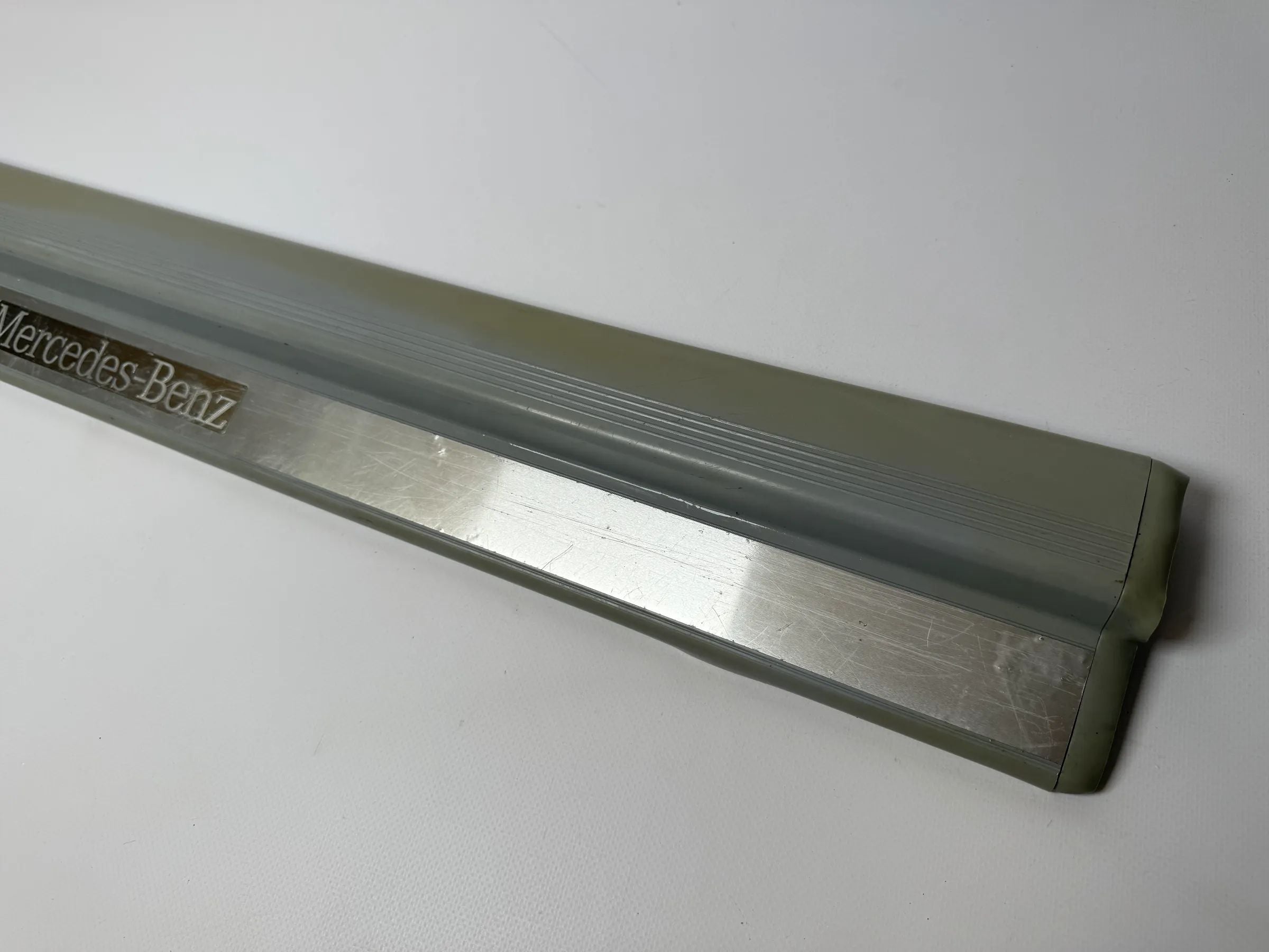 Oryginalne listwy progowe Mercedes-Benz CLK (C208/W208) Szare Lewa 2086800235