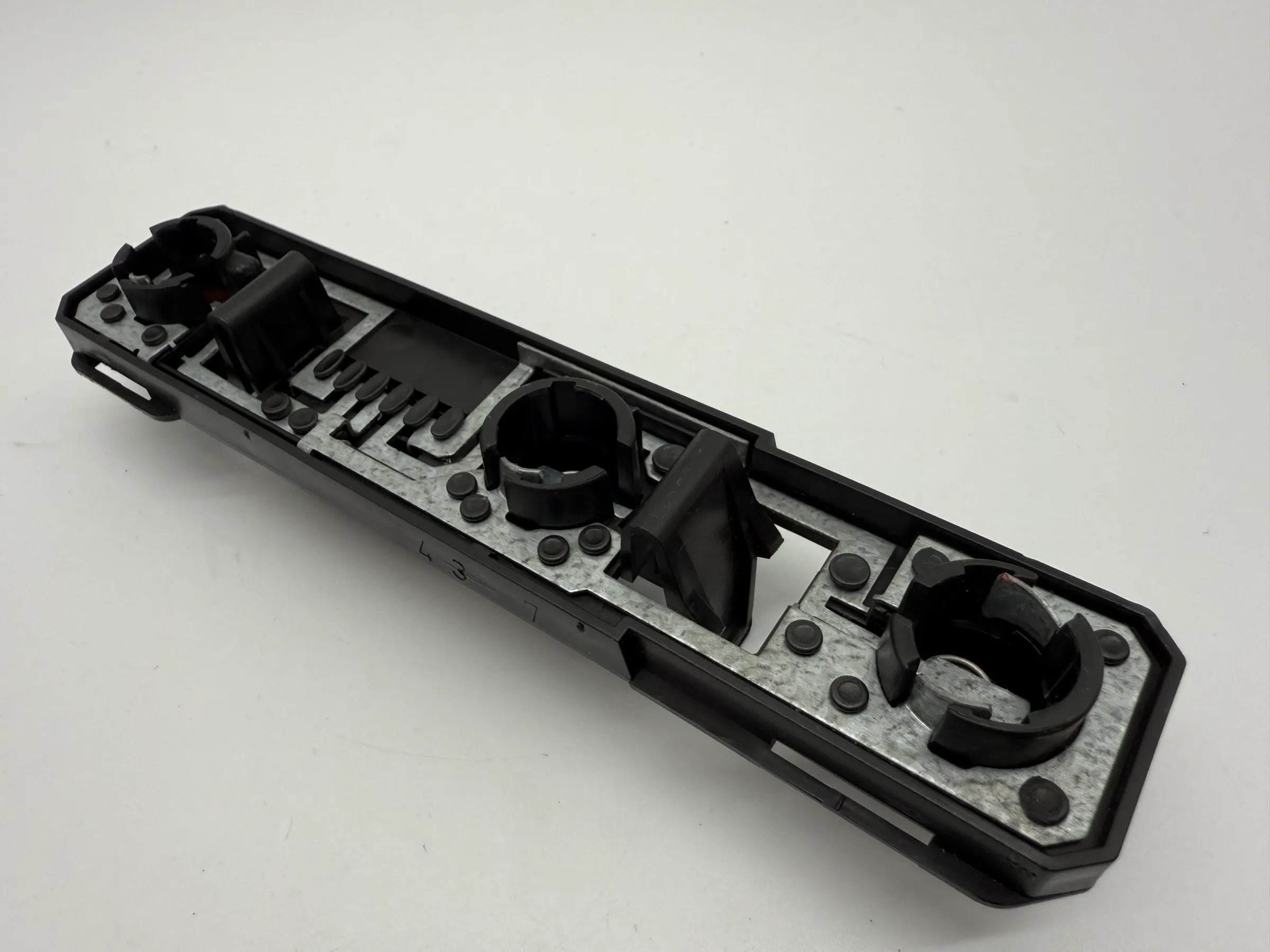 Oryginalny uchwyt lampy tylnej Peugeot 306 93-97 L/P Yorka 5045