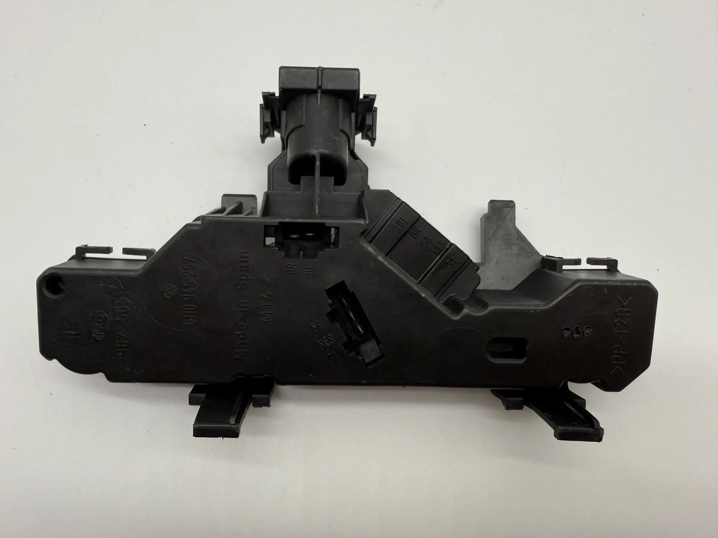 Oryginalny uchwyt lampy tylnej VW Polo 6N/6KV lewy 6N0 945 257 / 962 565