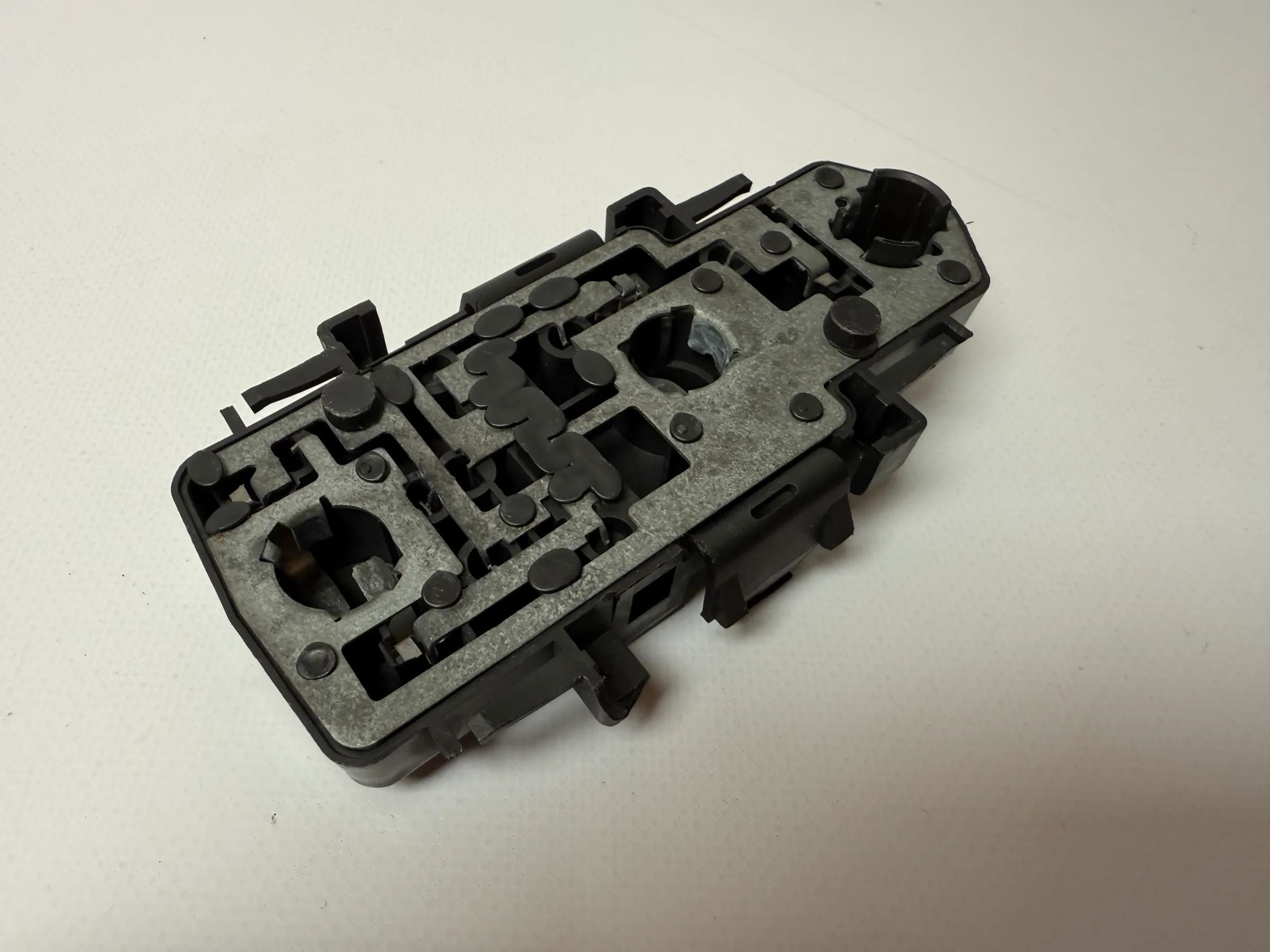 Oryginalny uchwyt lampy tylnej Audi A6 (4B) L/P Hella B5831BLRF / 148162