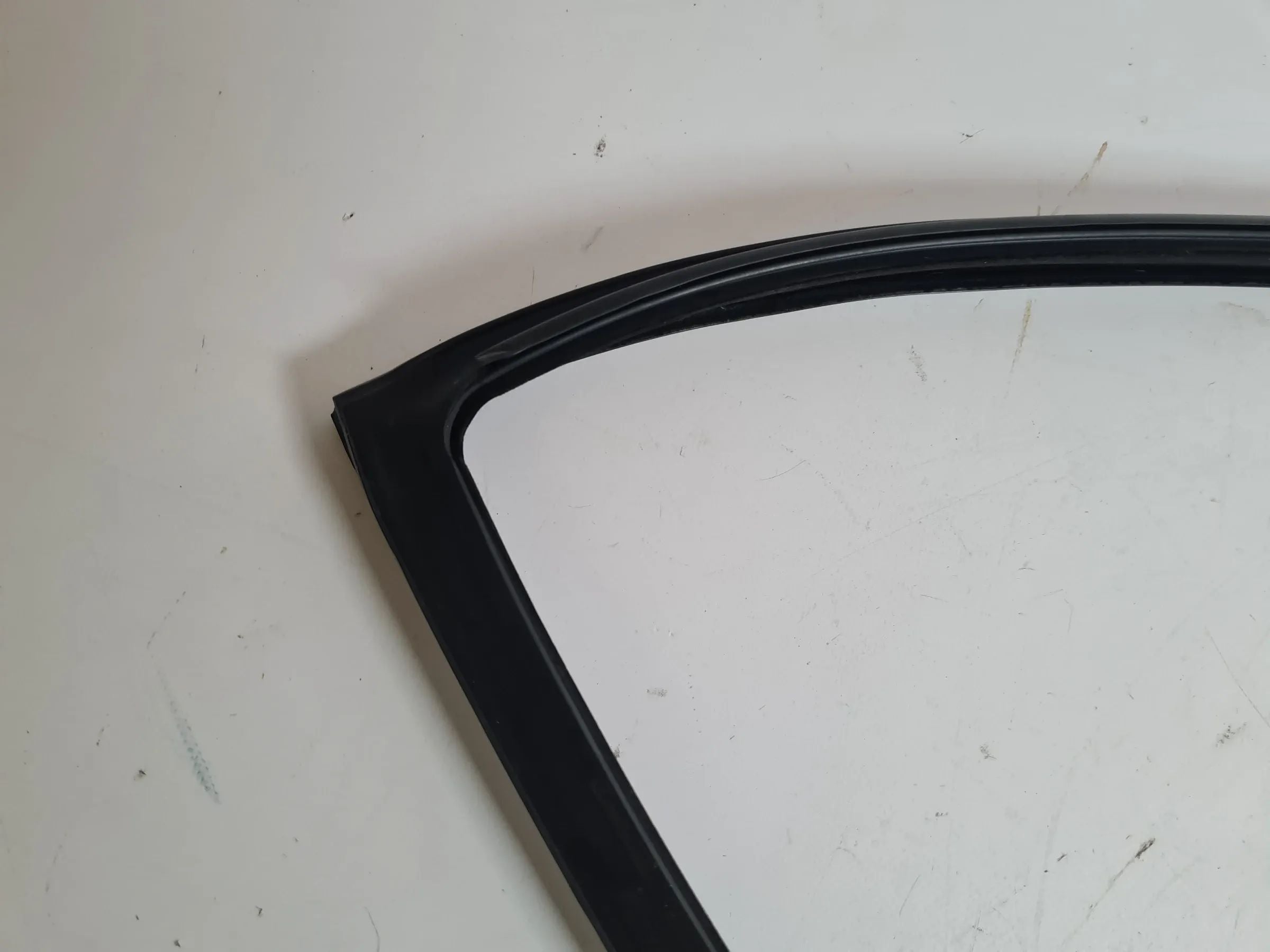 ซีลยางแนวหน้าต่างแท้ BMW 5er E39 ด้านขวาหลัง 8159818 / 34.6406