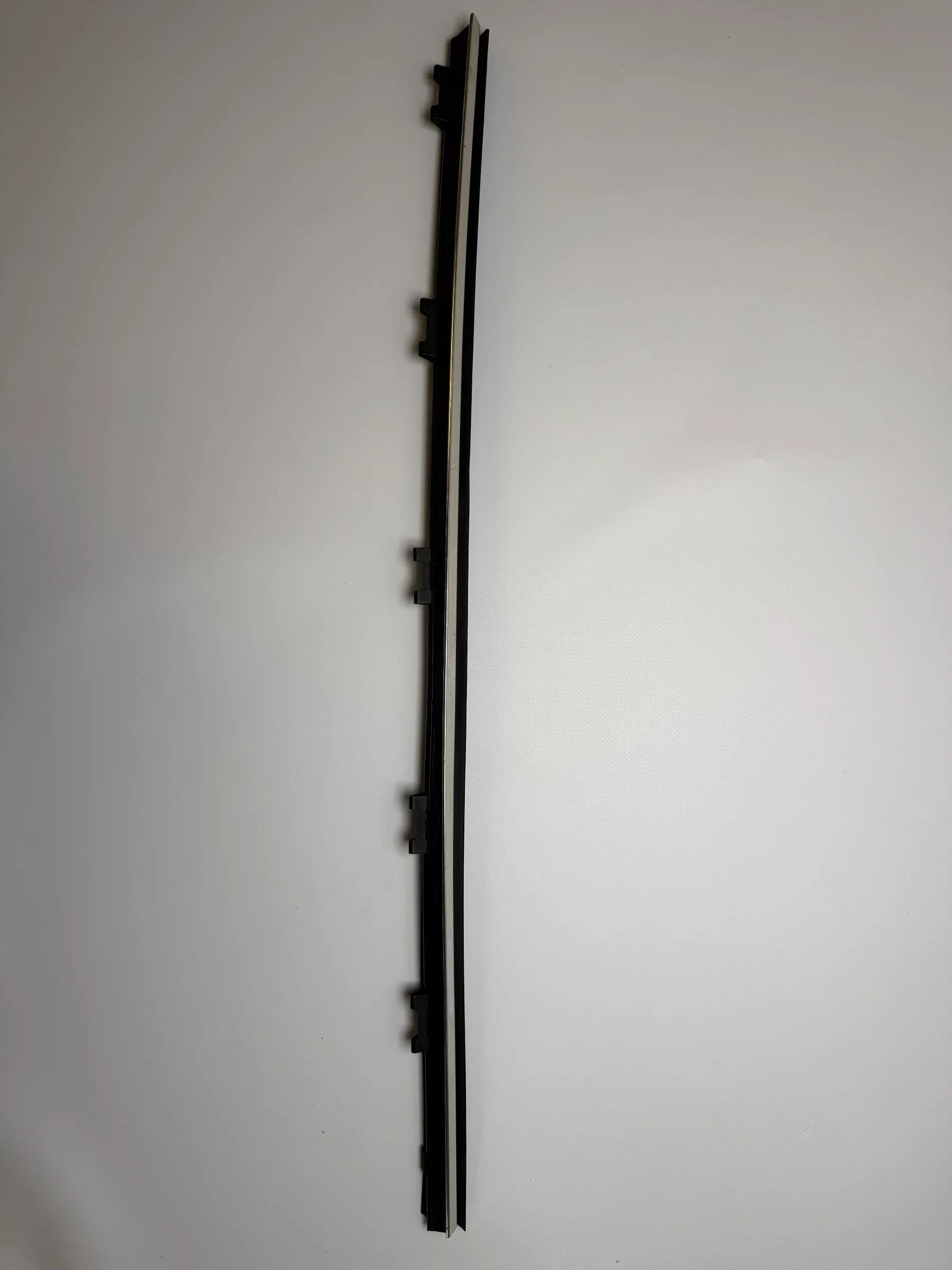 Oryginalna listwa przednia wewnętrzna lewa CHROM BMW 5er 51218185815