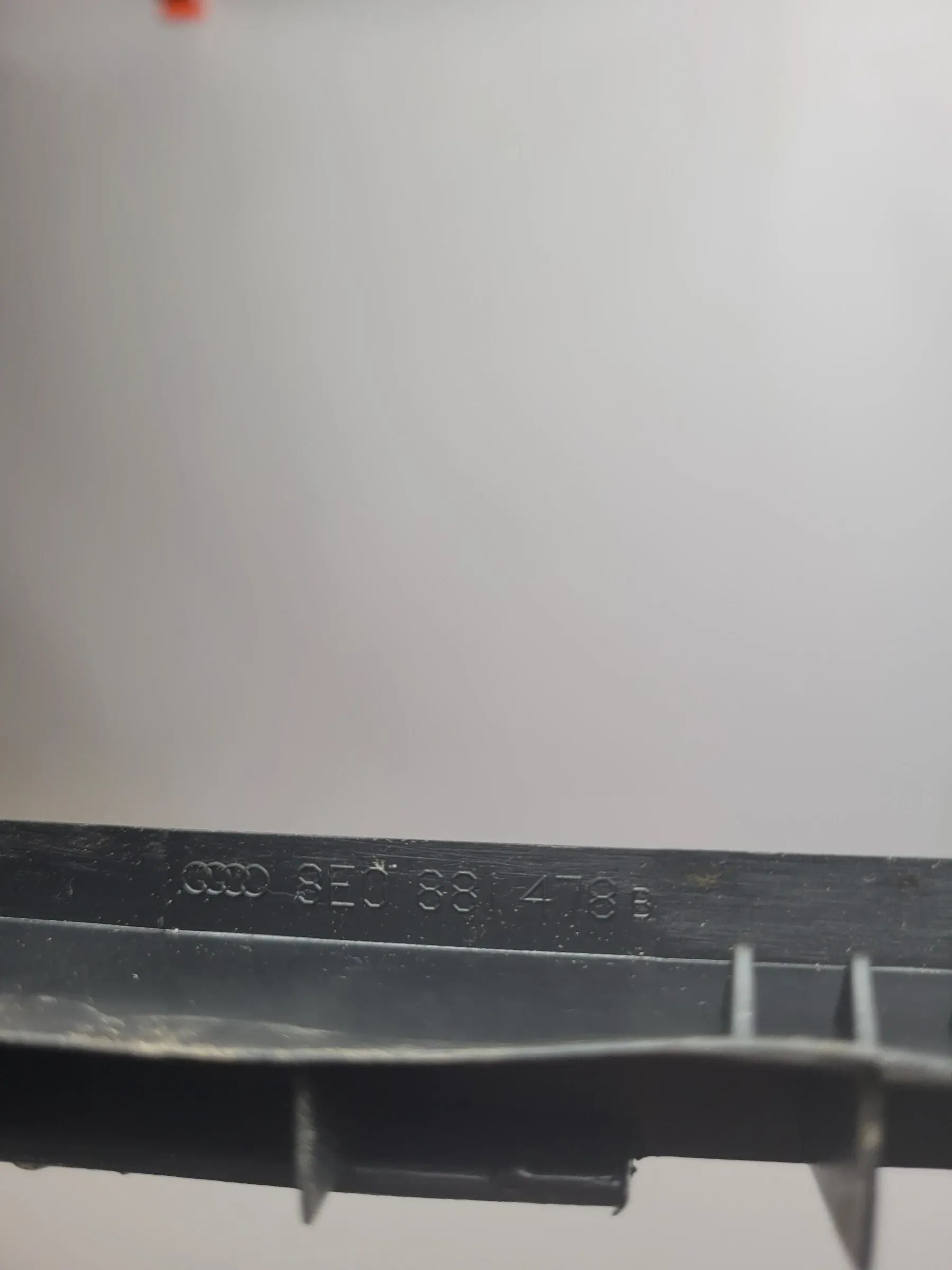 Original Audi A4 (8E/B6/B7) Verkleidung Sitz-Führungsschiene 8e0881478b