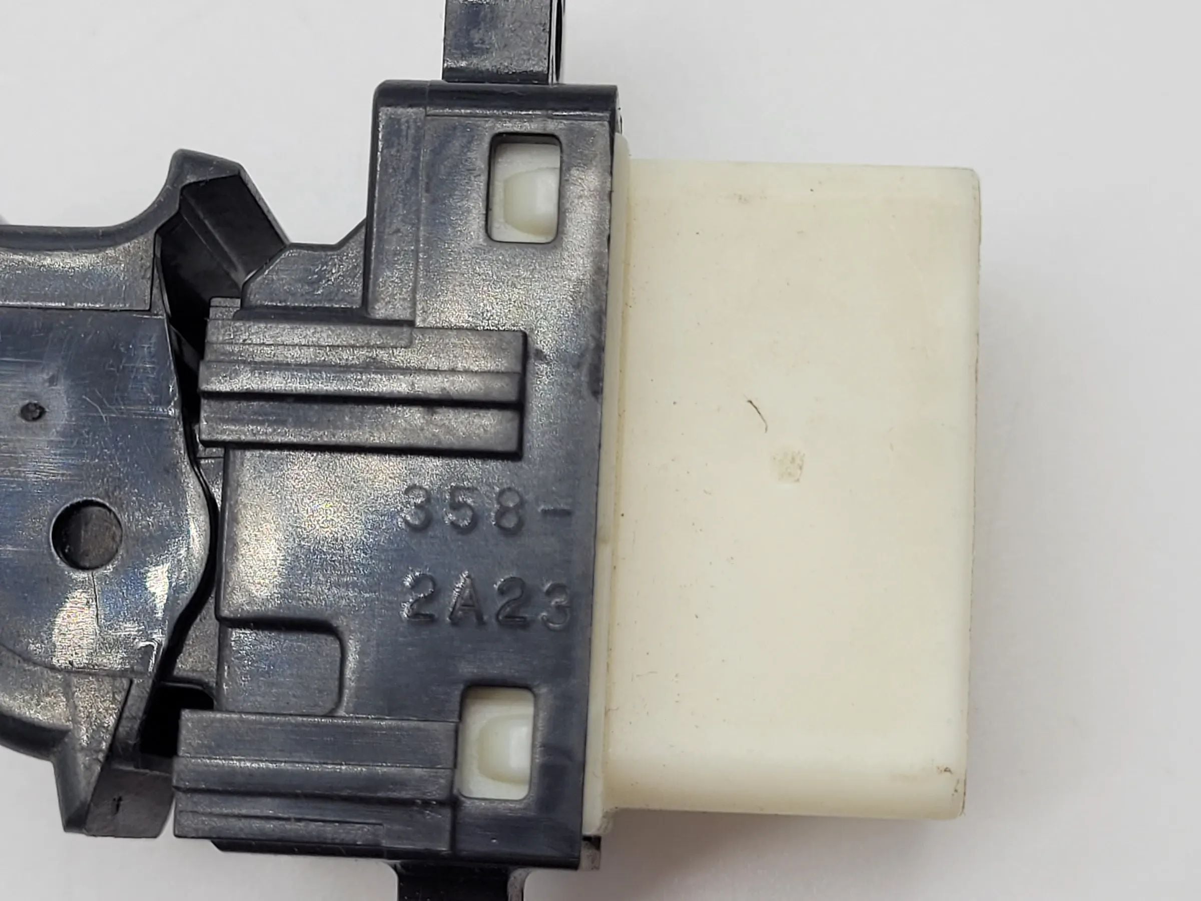 Original Mazda MPV II (LW) FensterheberSchalter Türgrifffschale L/R 358-2A23