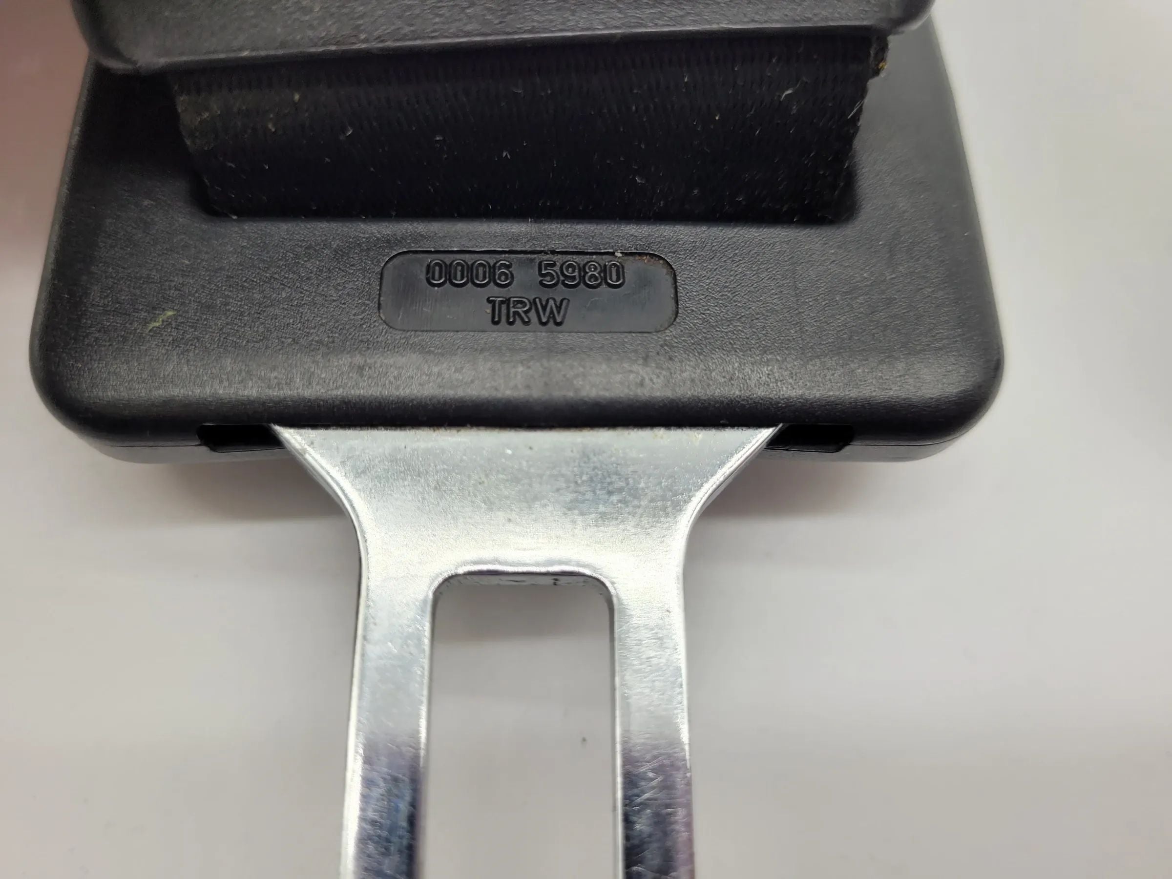 Original VW Golf IV 4 (1J1/1J5) Sicherheitsgurt Gurtschloss Hinten TRW 33000226