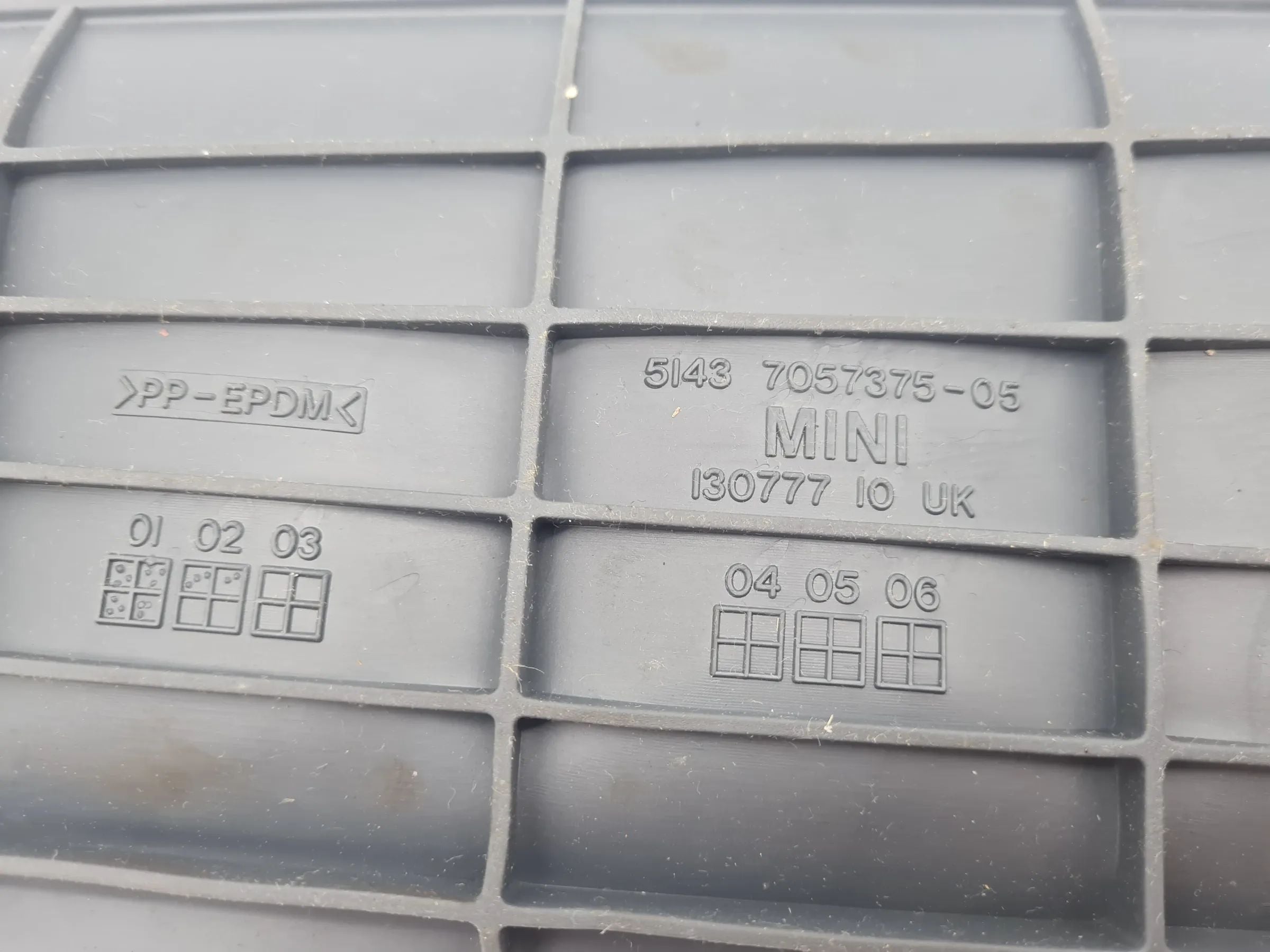 Original Mini One (R50/R53) Matte Ablagefach Gummi Einlage Links 51.43-7057375