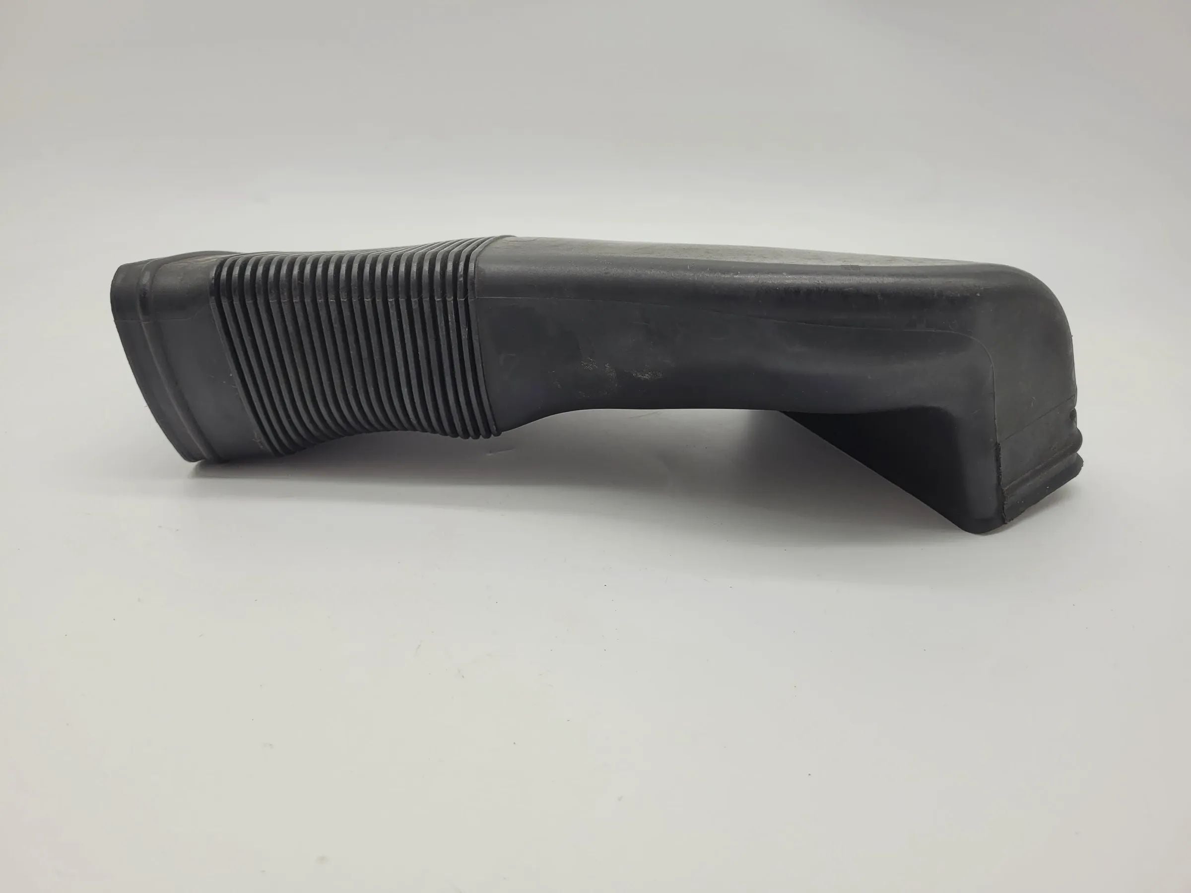 Original Audi A6 (4B2/4B4) Ansaugschlauch für Luftfilter 8D0129617E