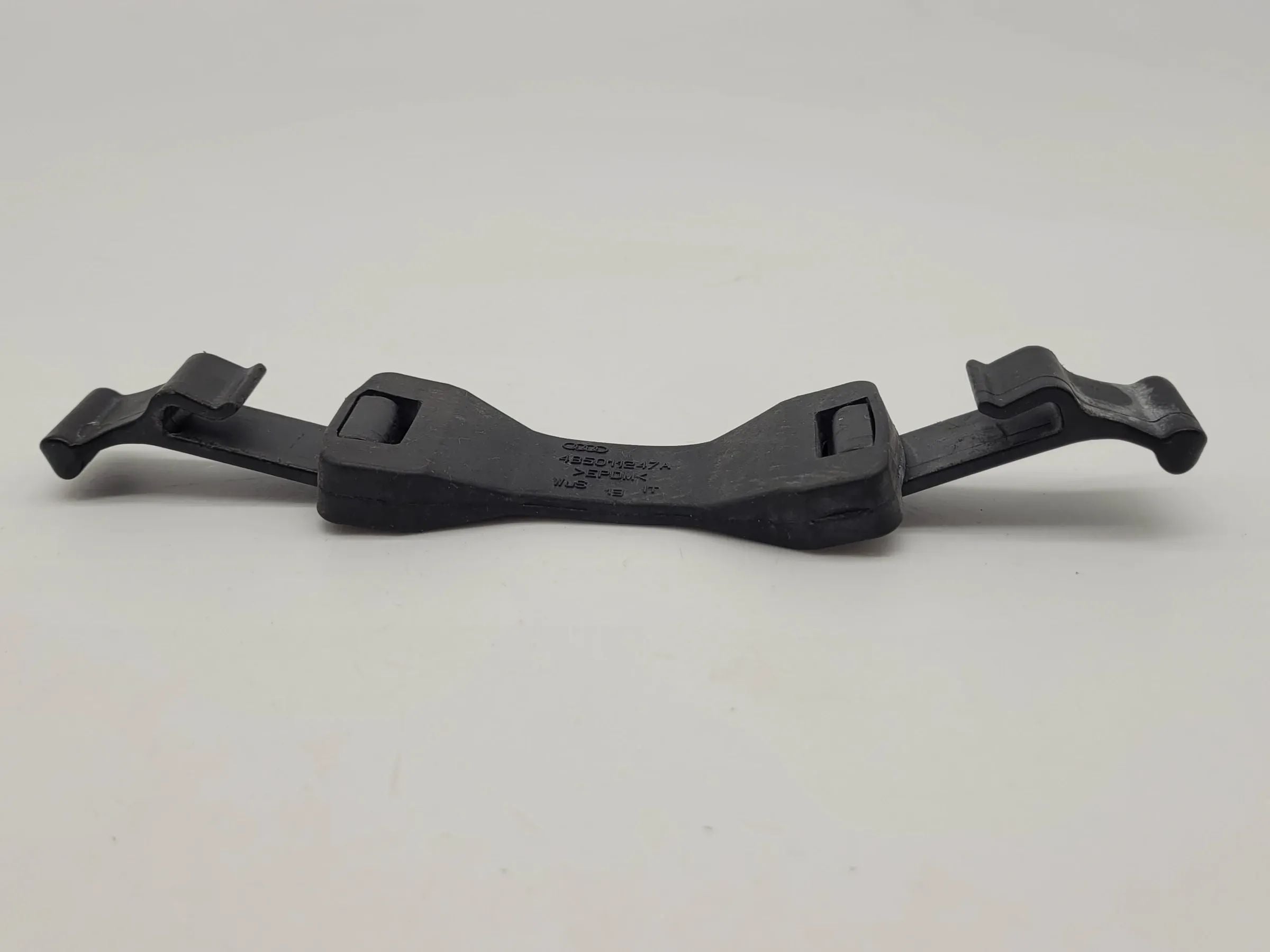 Original Audi A6 (4B2/4B4) Halterung Gummi Lasche 4B5011247A