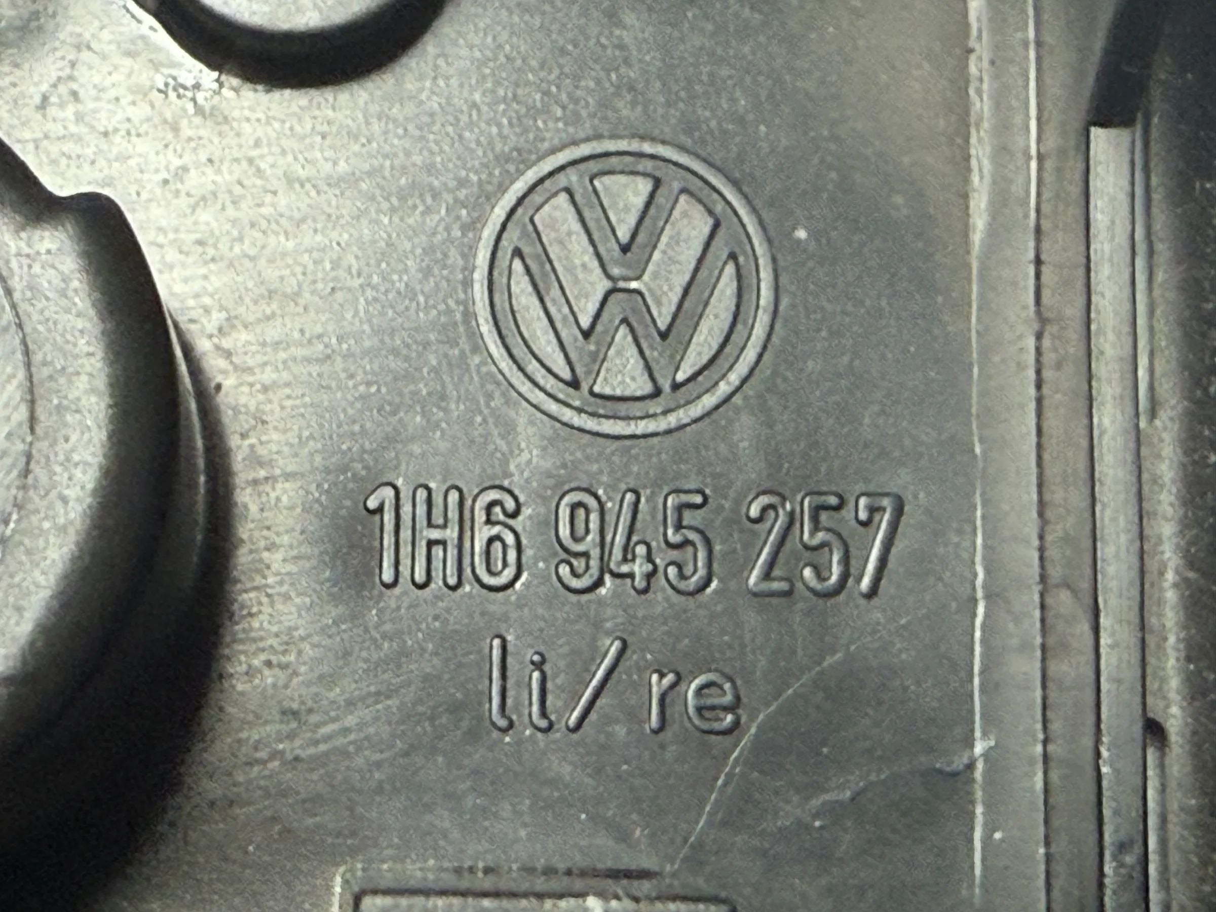 Оригинальный держатель лампы заднего фонаря VW Гольф 3 (VR6 GTI) 1H6 945 257