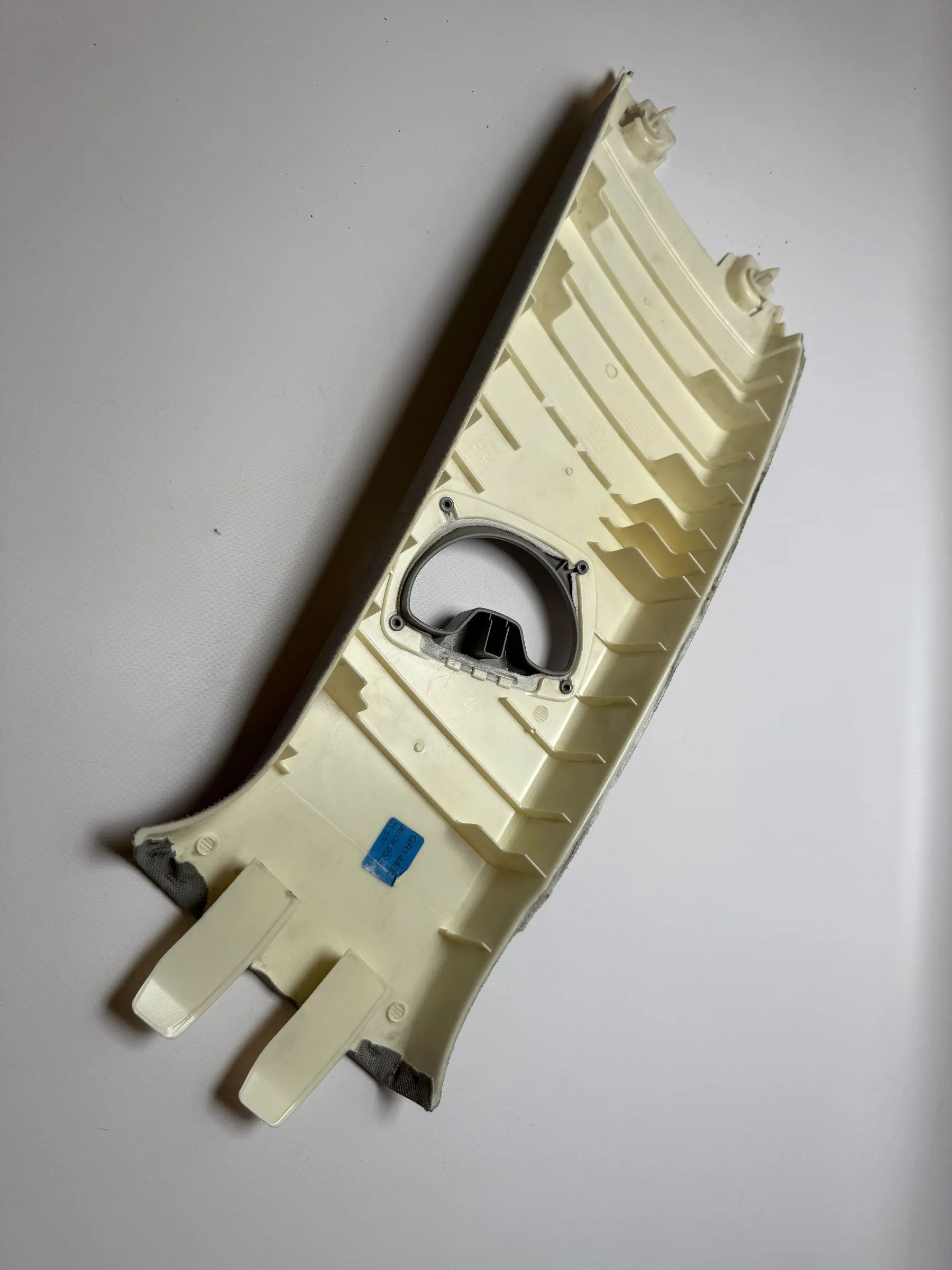 Оригинальная правая внутренняя обшивка средней стойки BMW 325d Touring с DPF 51437058336