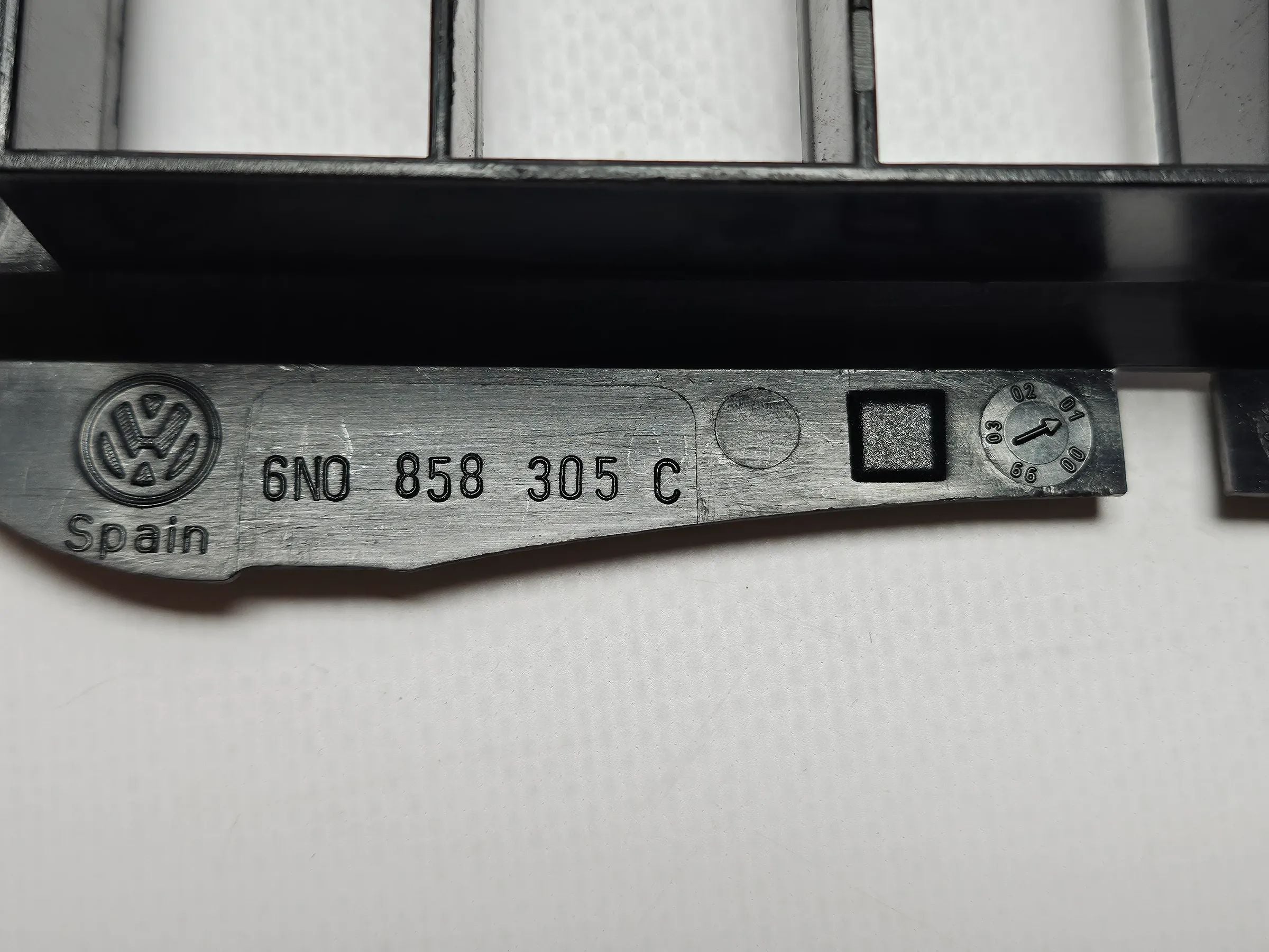 Оригинальная рамка установки отопителя Volkswagen Polo и Seat 6N2 6N0858305C