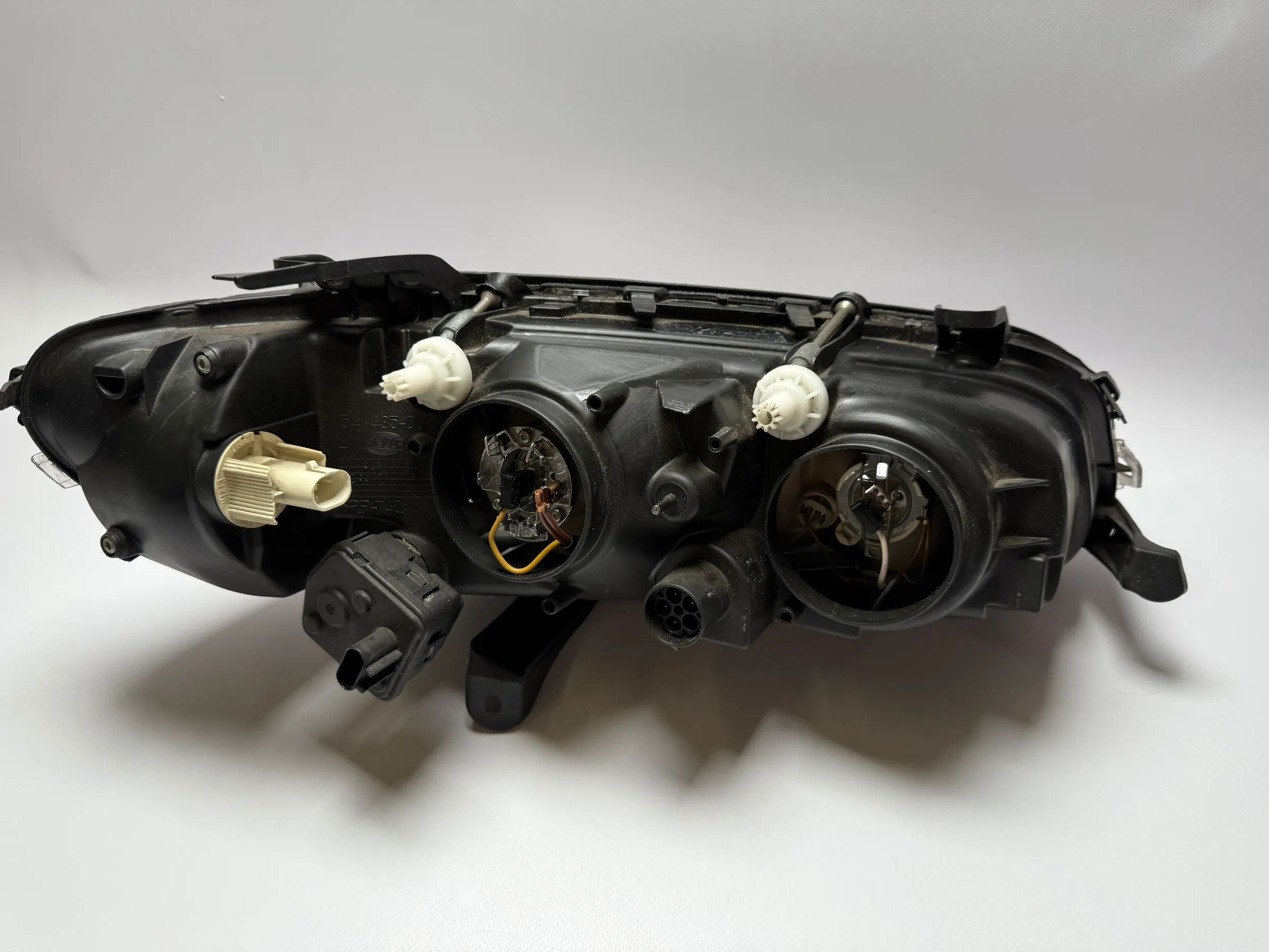 Ópticas dianteiras principais originais Opel Omega B1 1998 com ajuste faróis à esquerda Hella 15443500