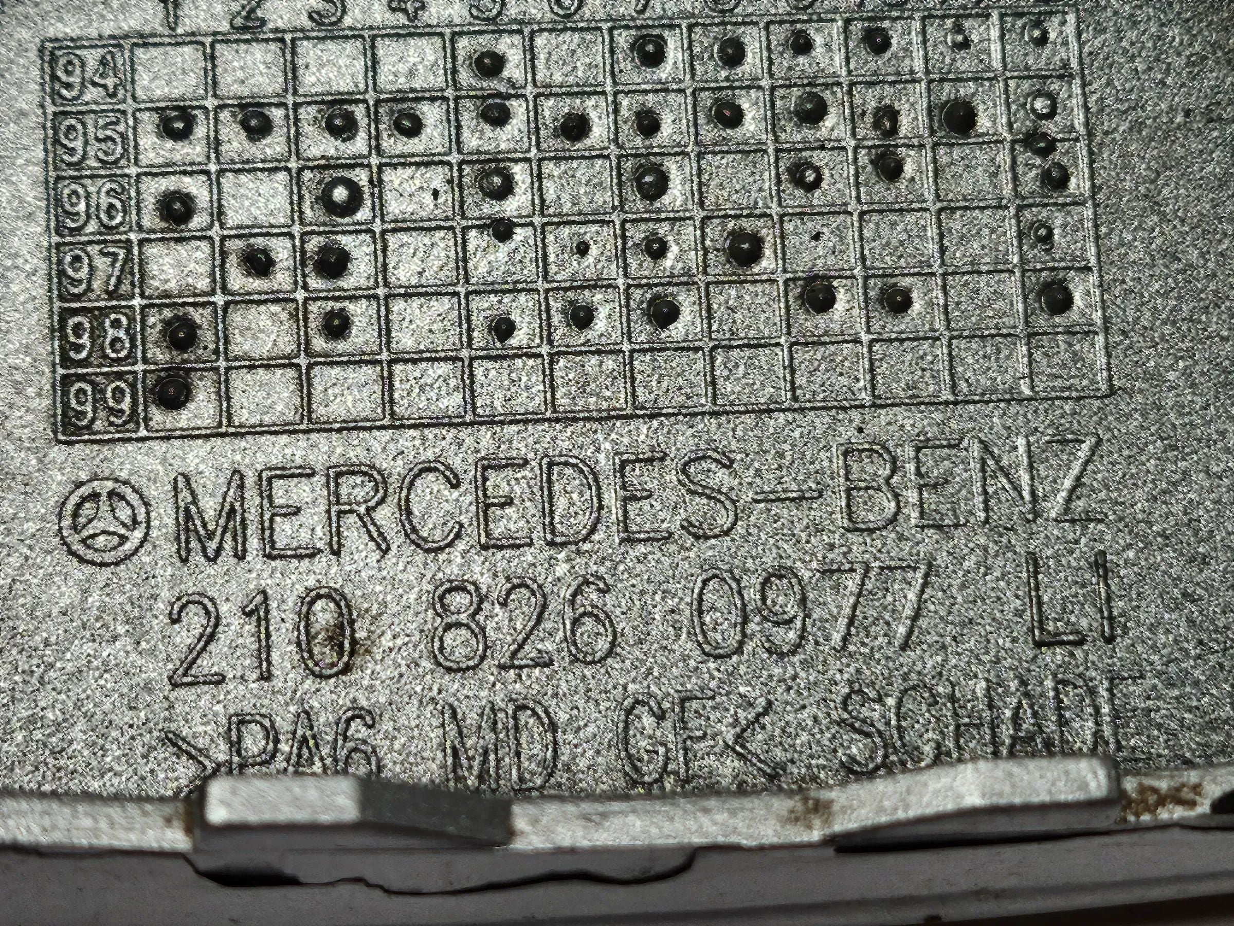 Original Mercedes W210 Klappe / Deckel Düse SWA linkls  silber A2108260977