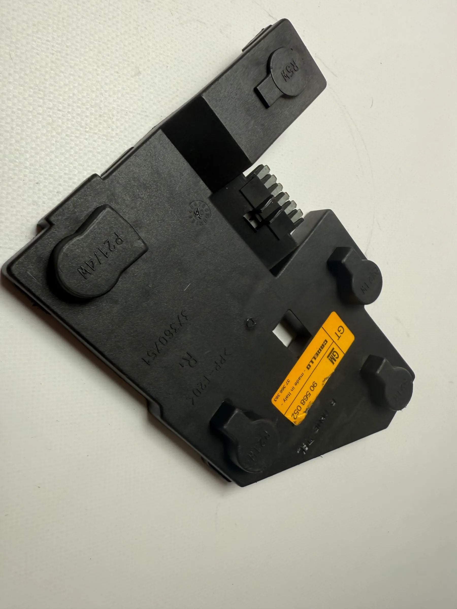 อะไหล่แท้ Opel B Vectra 1.8 95-99 ขายึดไฟท้ายขวา หมายเลข 37360751