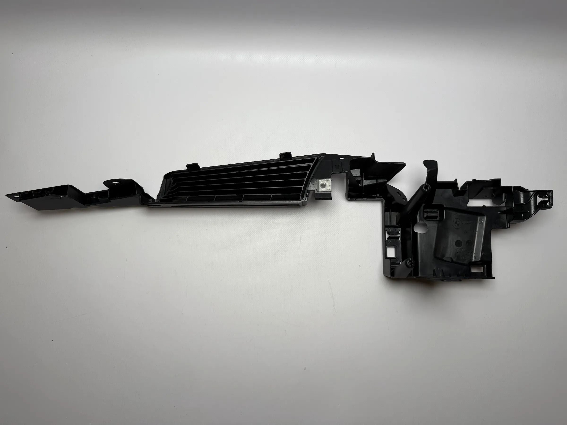 Оригинальная накладка BMW E91 правая черная для багажного отделения рельс 7068910-09