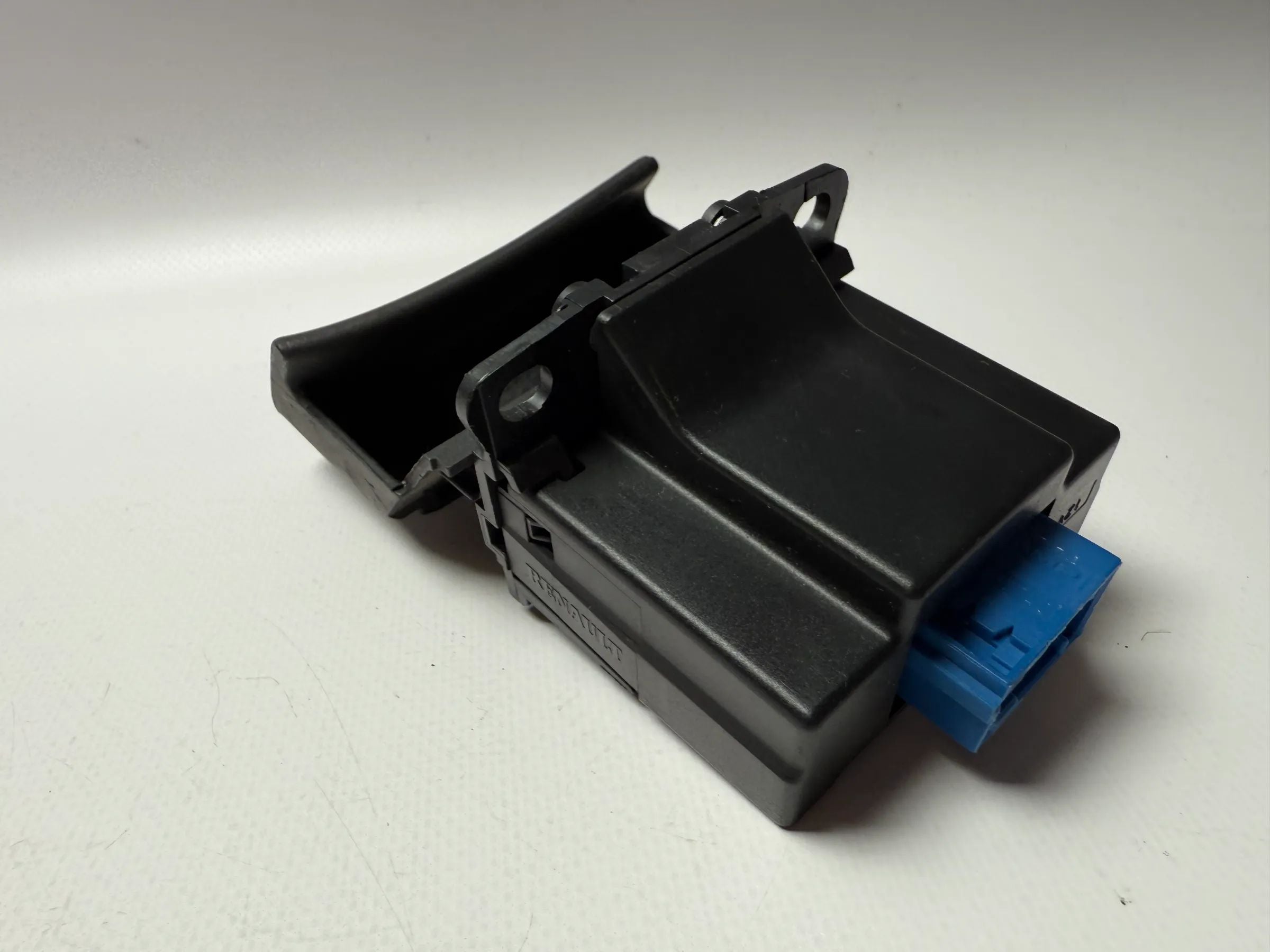 Оригинальная ручка стояночного тормоза Рено 8200048590A MAP 10