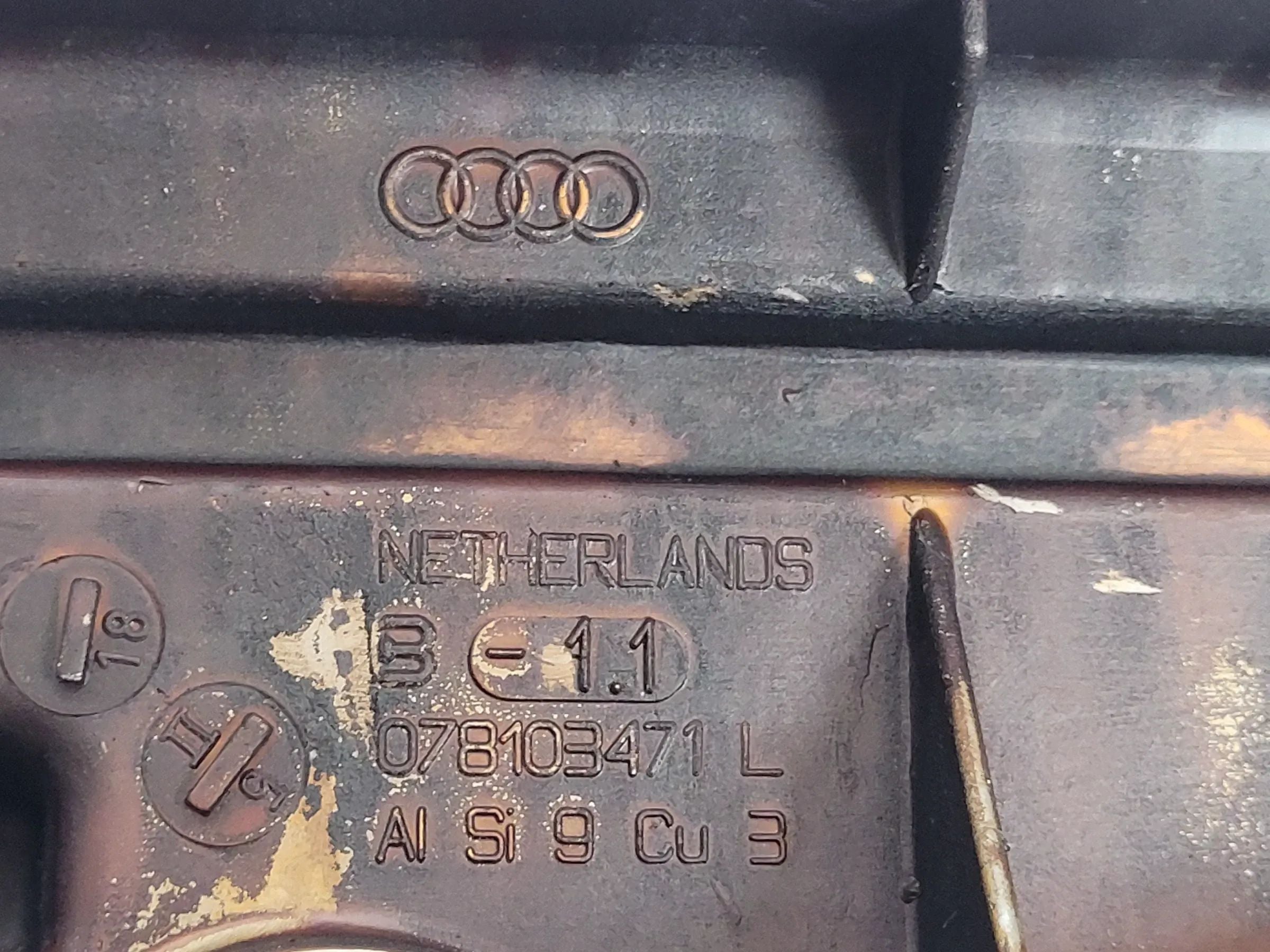 Audi A4/A6 4B/8D 2.4, 121KW Zylinderkopfhaube / Ventildeckel 078103471L Original